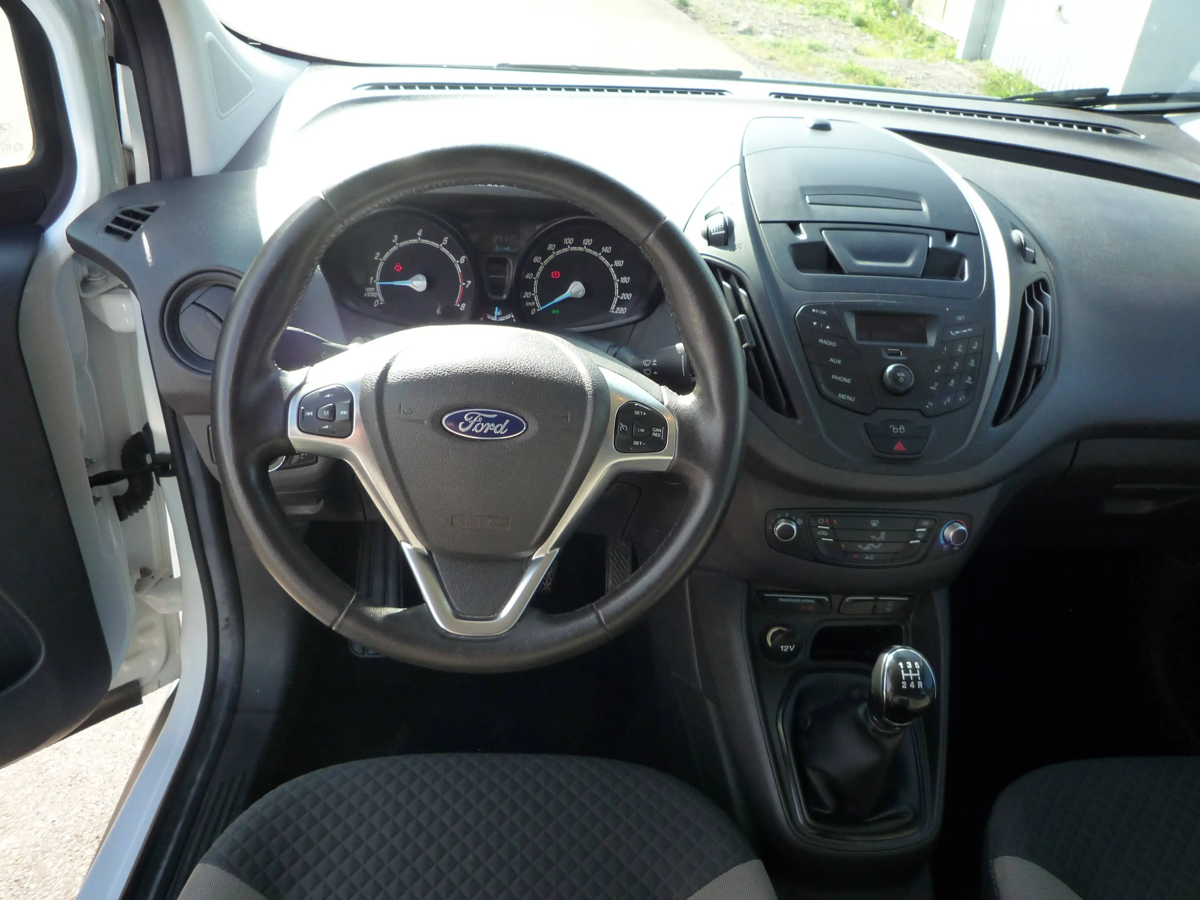 Ford Tourneo Courier TÜV NEU*Zahnriemen NEU*5 Sitzer*Sommer+Winterreifen — photo 12