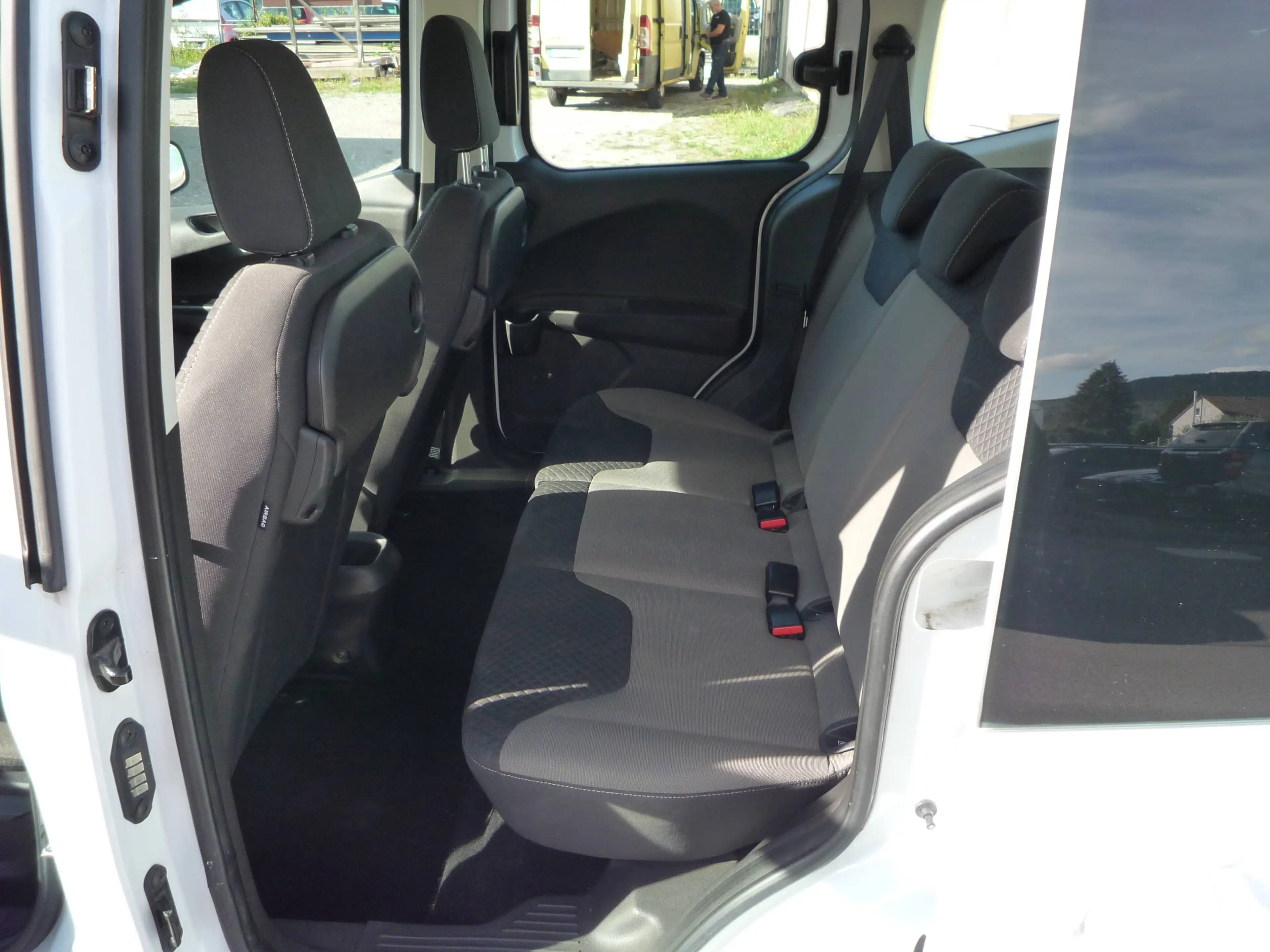 Ford Tourneo Courier TÜV NEU*Zahnriemen NEU*5 Sitzer*Sommer+Winterreifen — photo 10