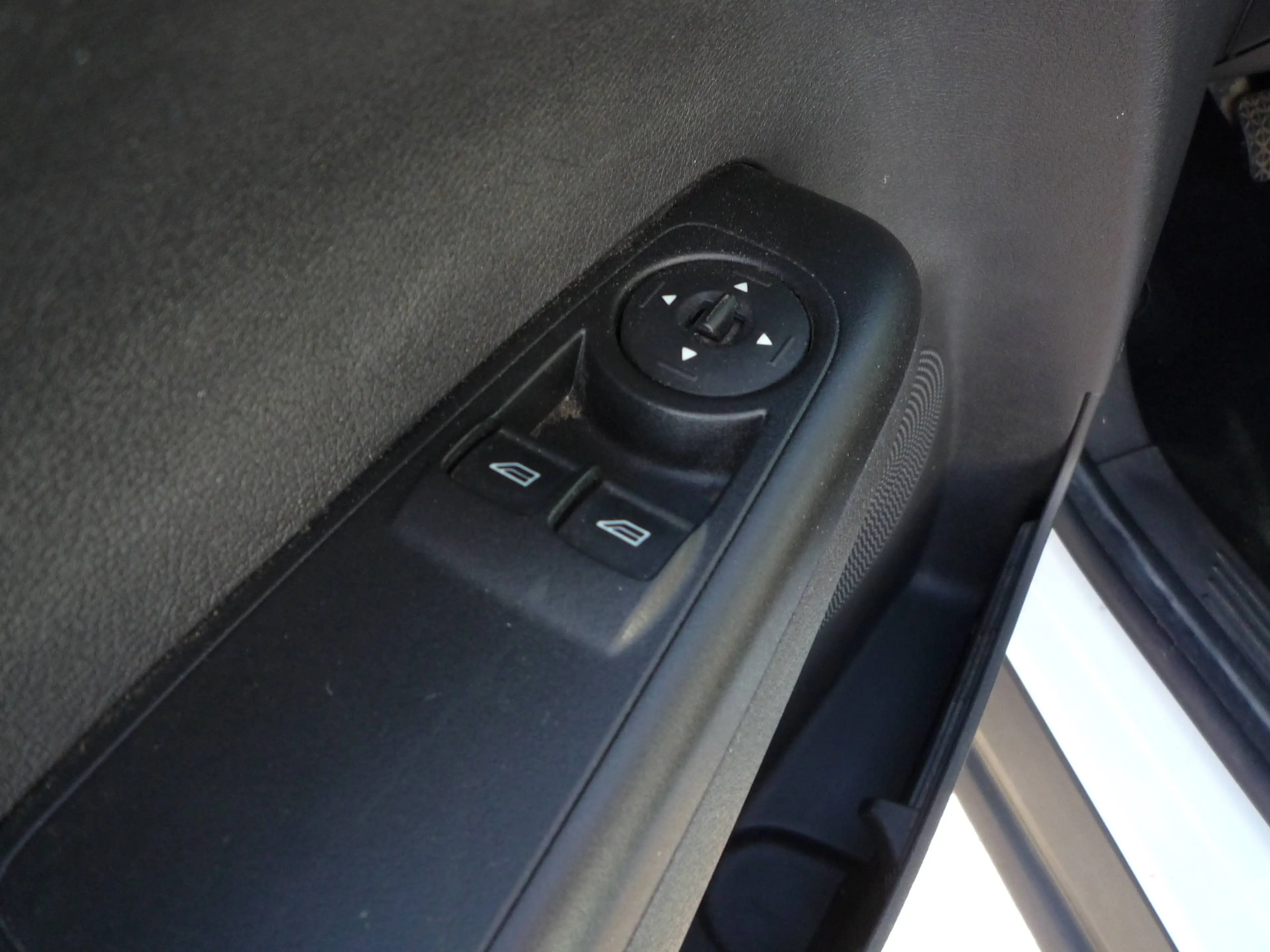 Ford Tourneo Courier TÜV NEU*Zahnriemen NEU*5 Sitzer*Sommer+Winterreifen — photo 8