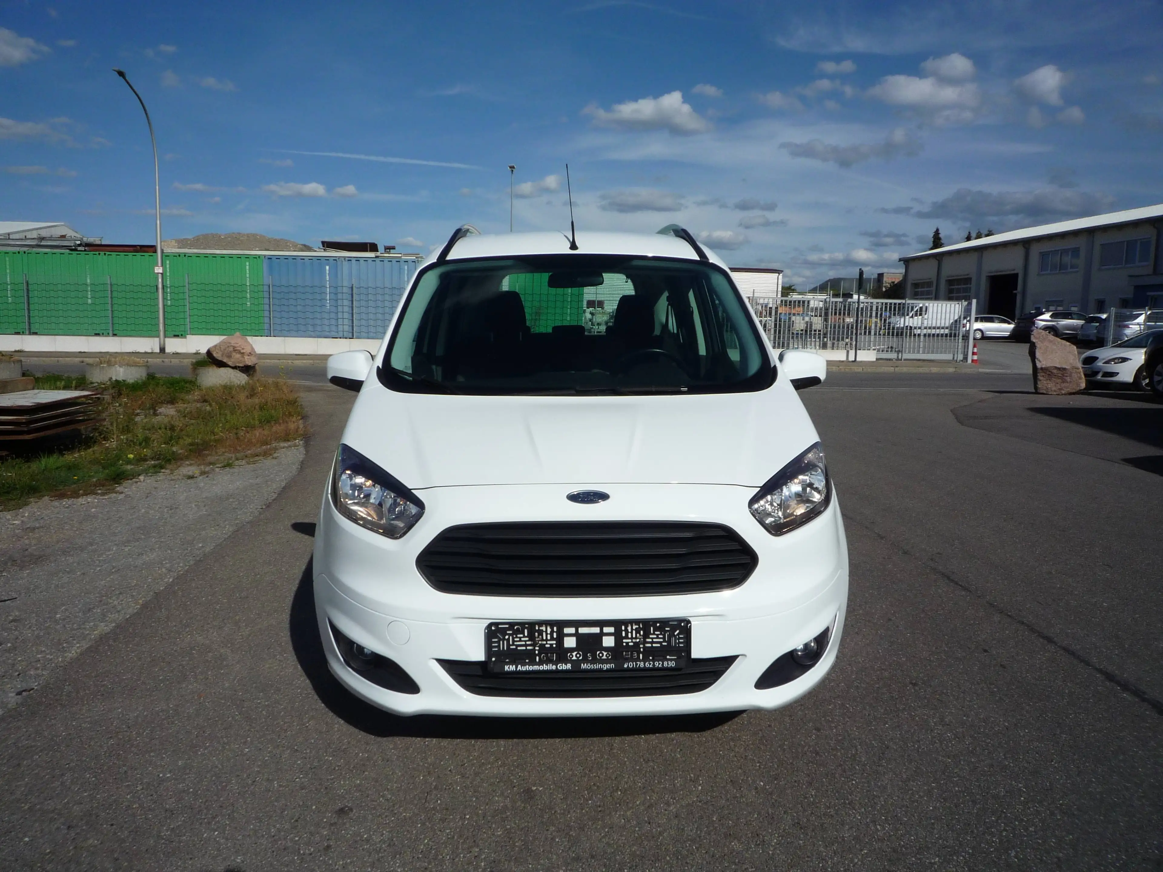 Ford Tourneo Courier TÜV NEU*Zahnriemen NEU*5 Sitzer*Sommer+Winterreifen — photo 2