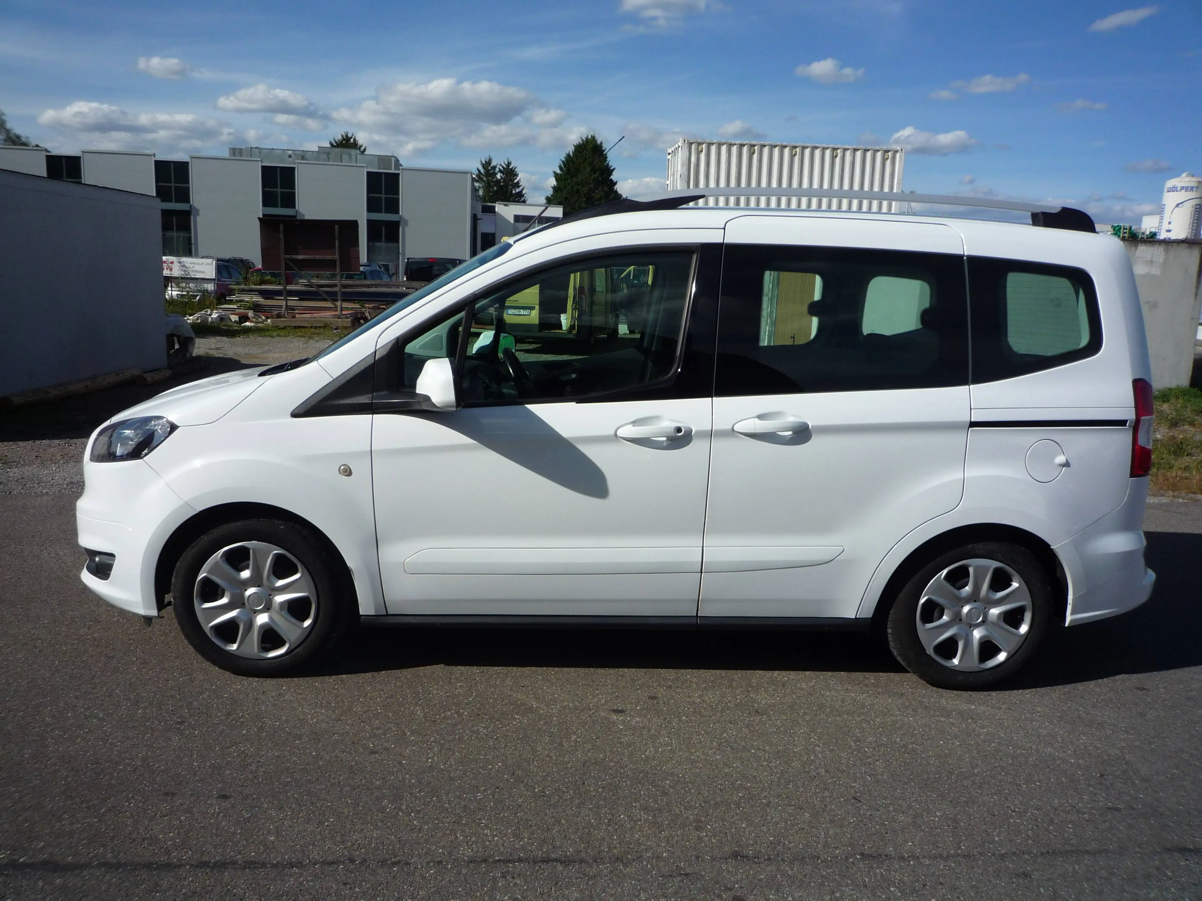 Ford Tourneo Courier TÜV NEU*Zahnriemen NEU*5 Sitzer*Sommer+Winterreifen — photo 3