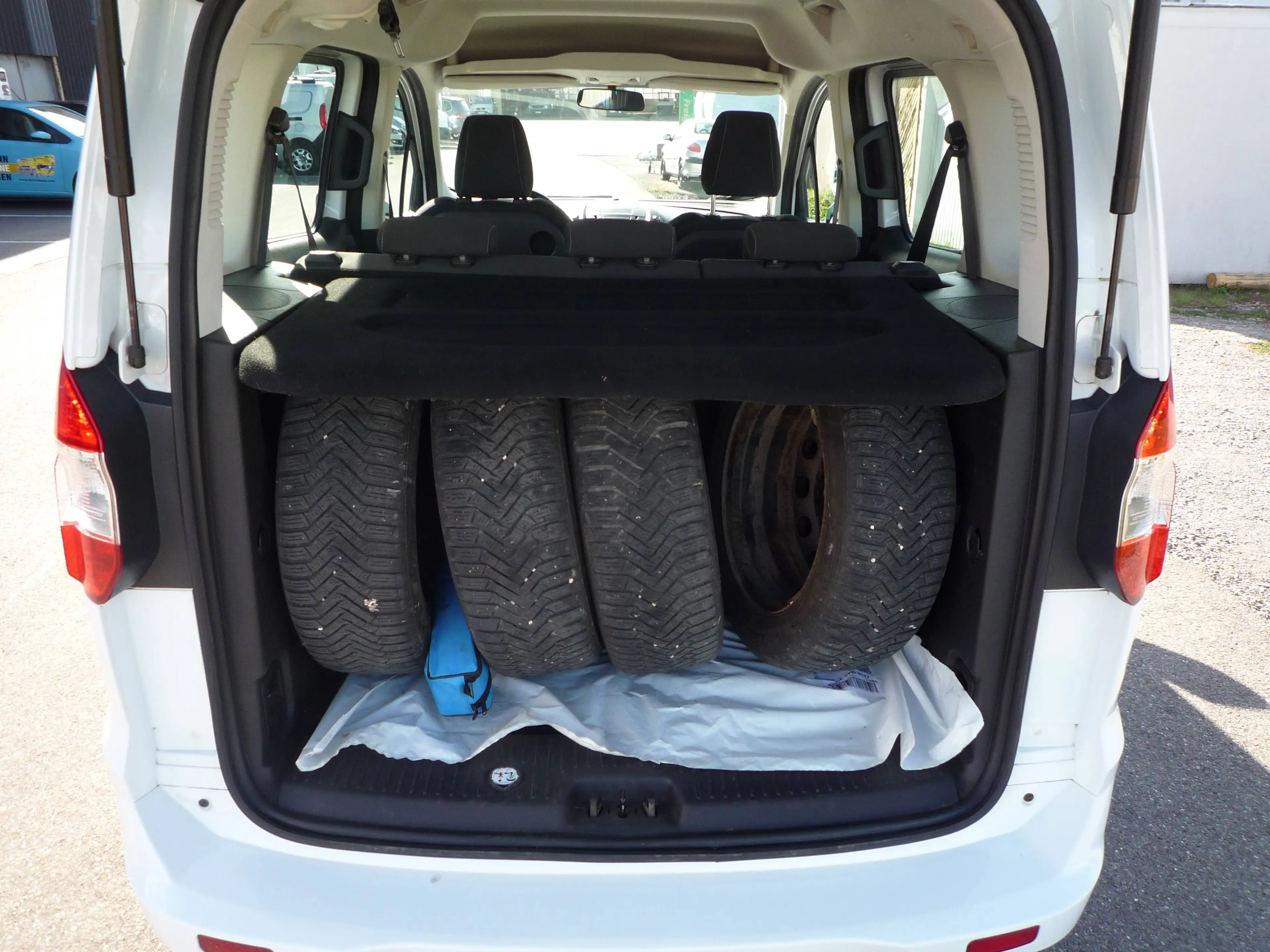 Ford Tourneo Courier TÜV NEU*Zahnriemen NEU*5 Sitzer*Sommer+Winterreifen — photo 5