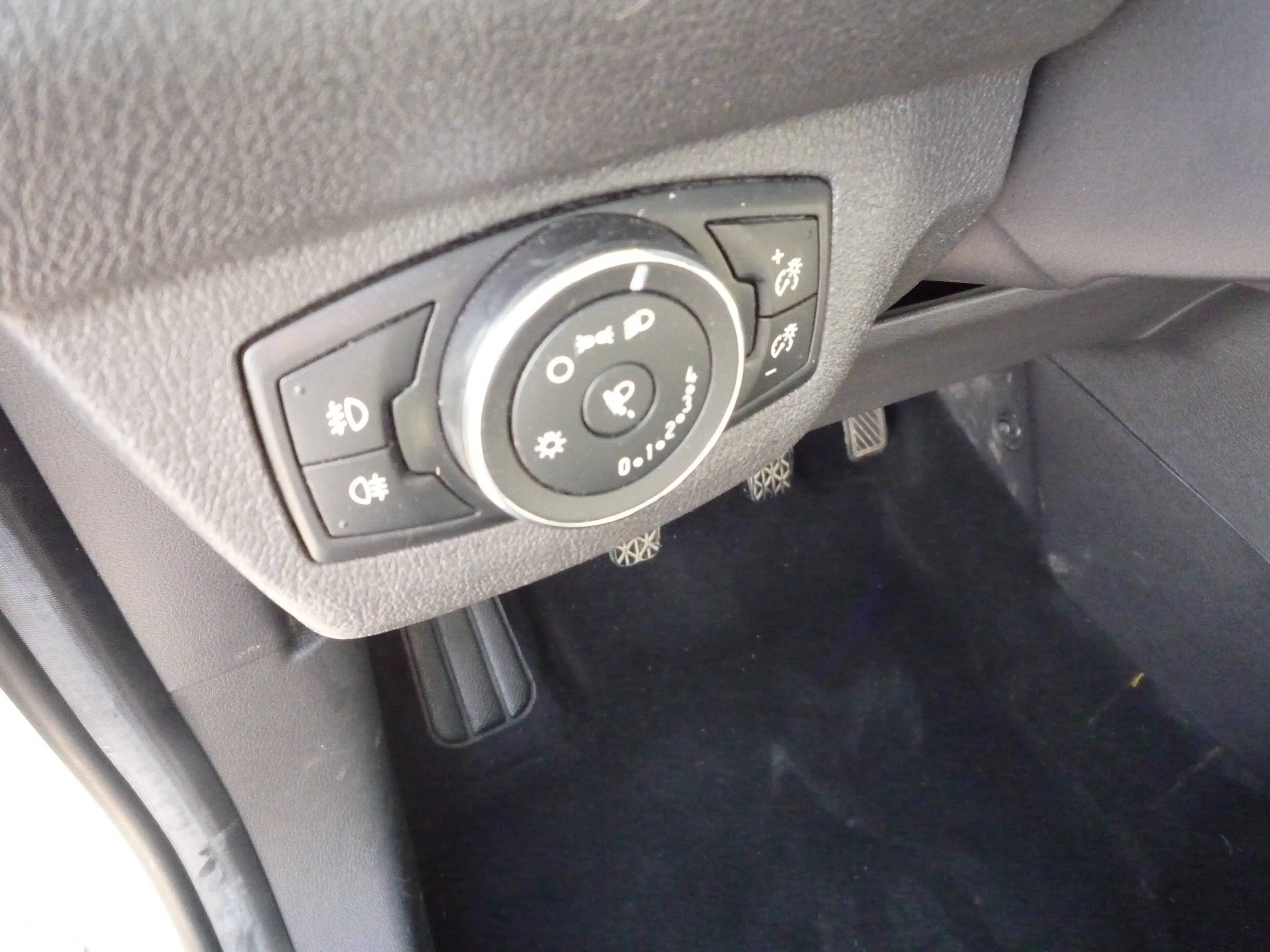 Ford Tourneo Courier TÜV NEU*Zahnriemen NEU*5 Sitzer*Sommer+Winterreifen — photo 9