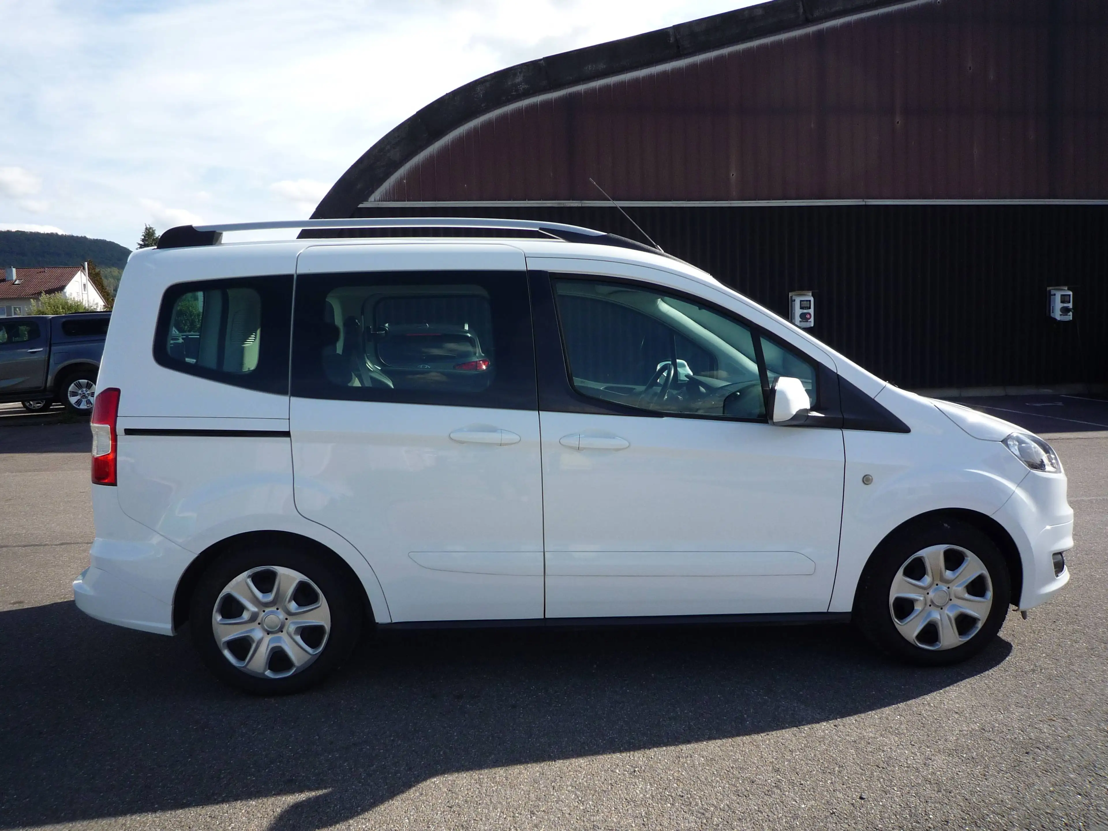 Ford Tourneo Courier TÜV NEU*Zahnriemen NEU*5 Sitzer*Sommer+Winterreifen — photo 6
