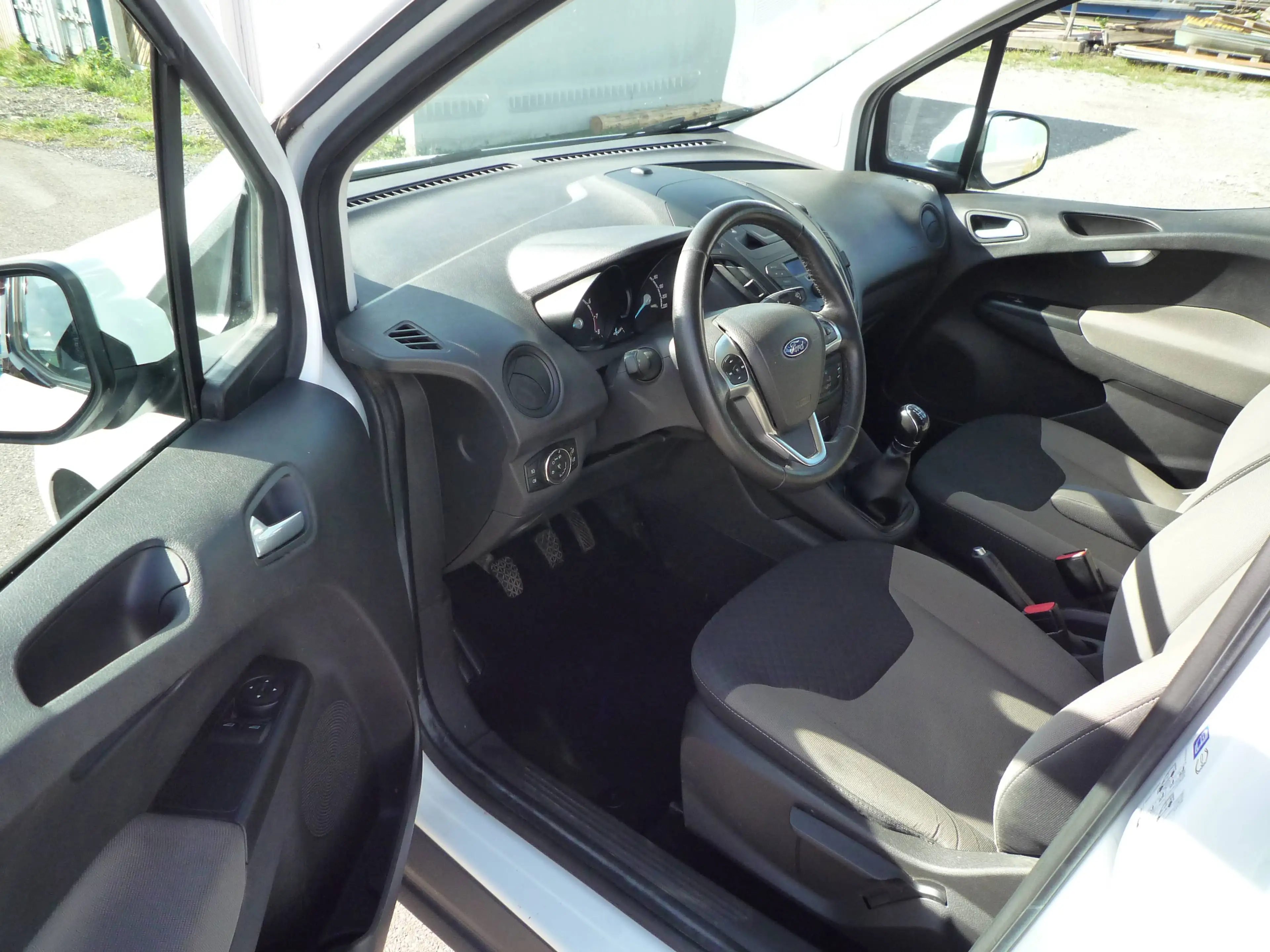 Ford Tourneo Courier TÜV NEU*Zahnriemen NEU*5 Sitzer*Sommer+Winterreifen — photo 7