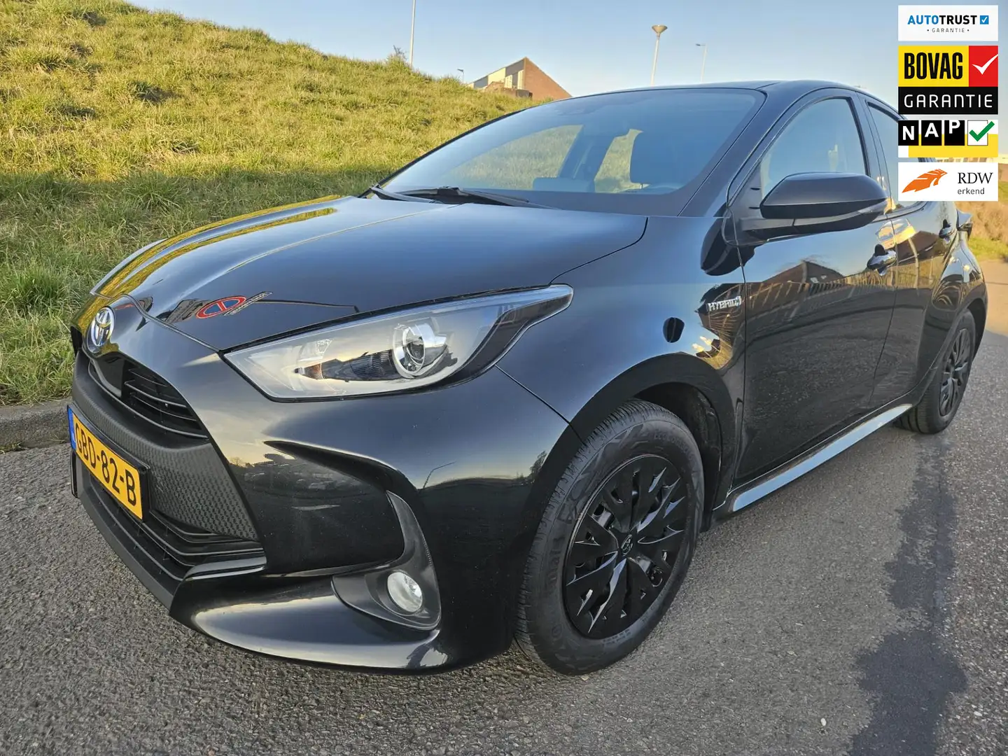 Toyota Yaris 1.5 Hybrid Active Zwart - 1