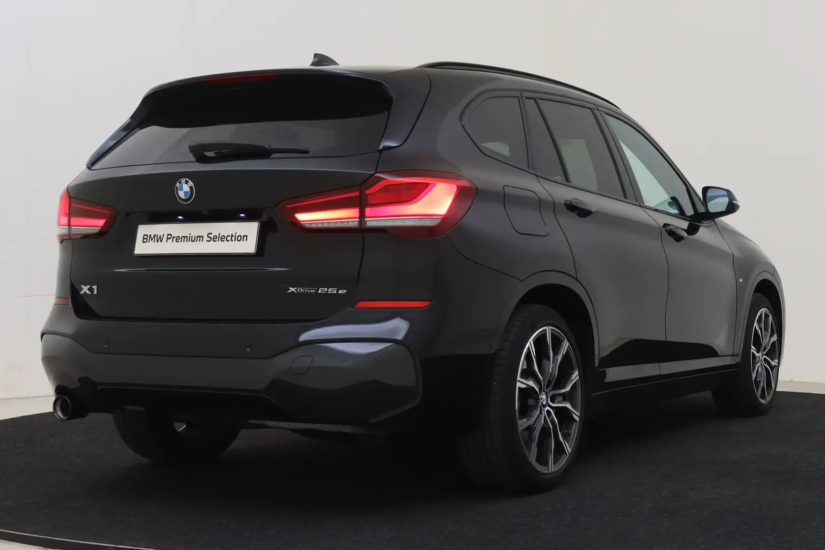 BMW X1 xDrive25e High Executive M Sport Automaat / Panora Zwart - 2