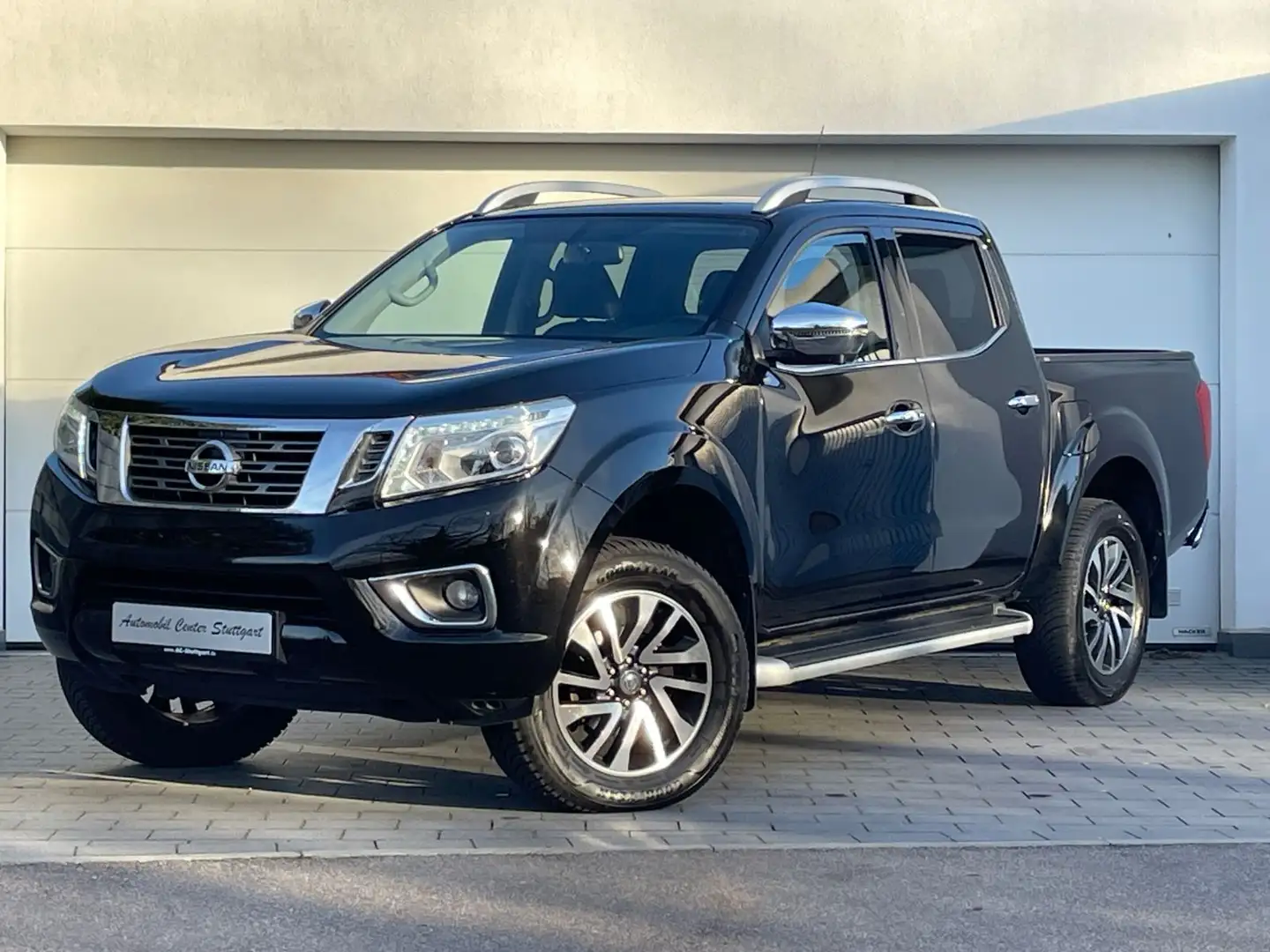 Nissan Navara NP300 Tekna Double Cab 4x4 AHK 1.HAND Schwarz - 1