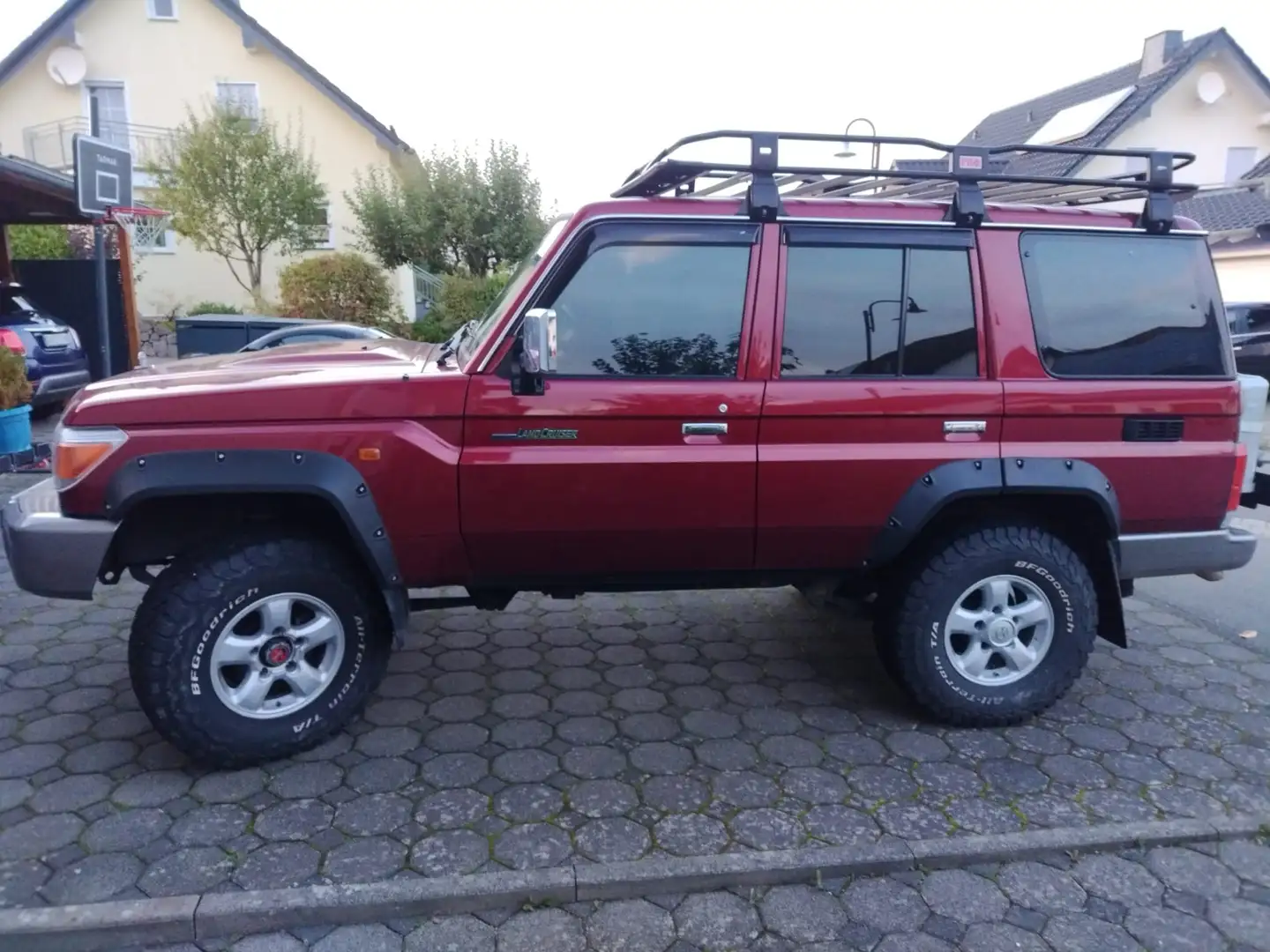 Toyota Land Cruiser GRJ76L Red - 2
