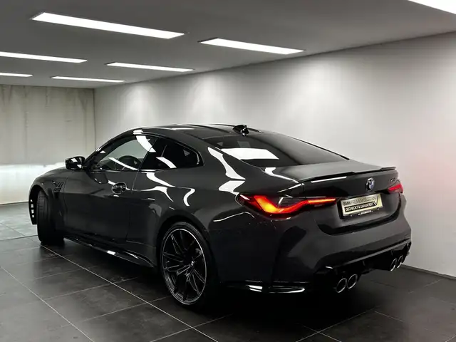 BMW M4 view 3