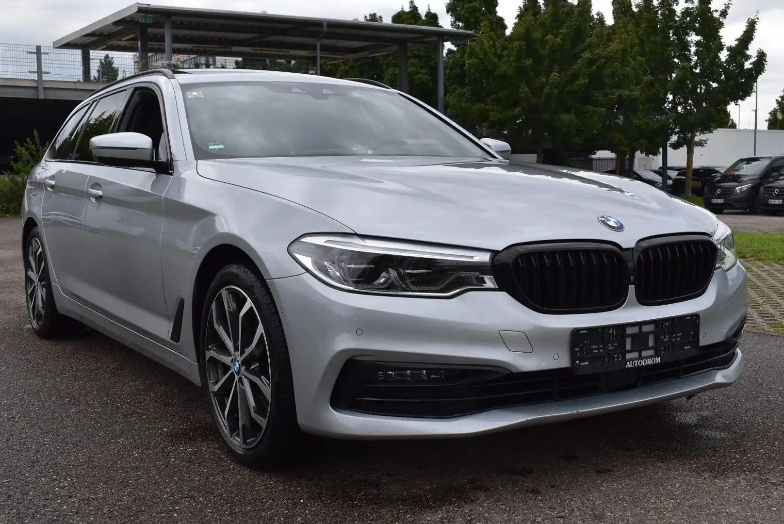 BMW 530 d Touring xDrive SportLine Pano*Softclose*HUD Argent - 1