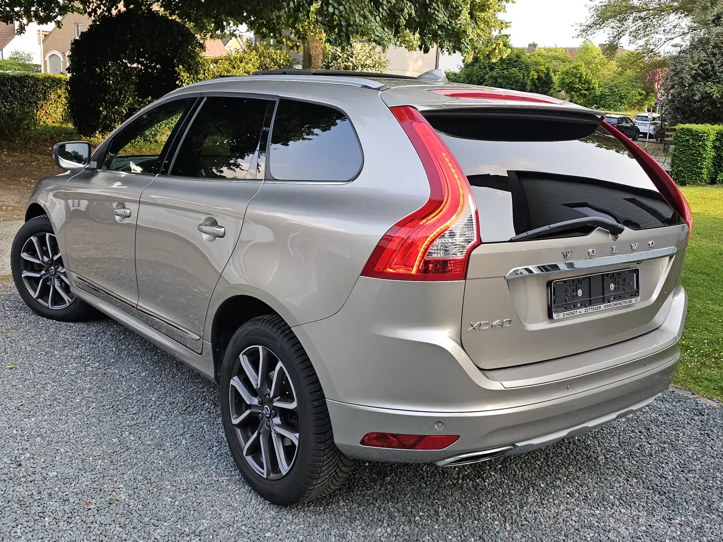 Volvo XC60 2.0 D3 * 1 MAIN * EURO 6b * FULL: PANO+CUIR+GPS+.. Beige - 2