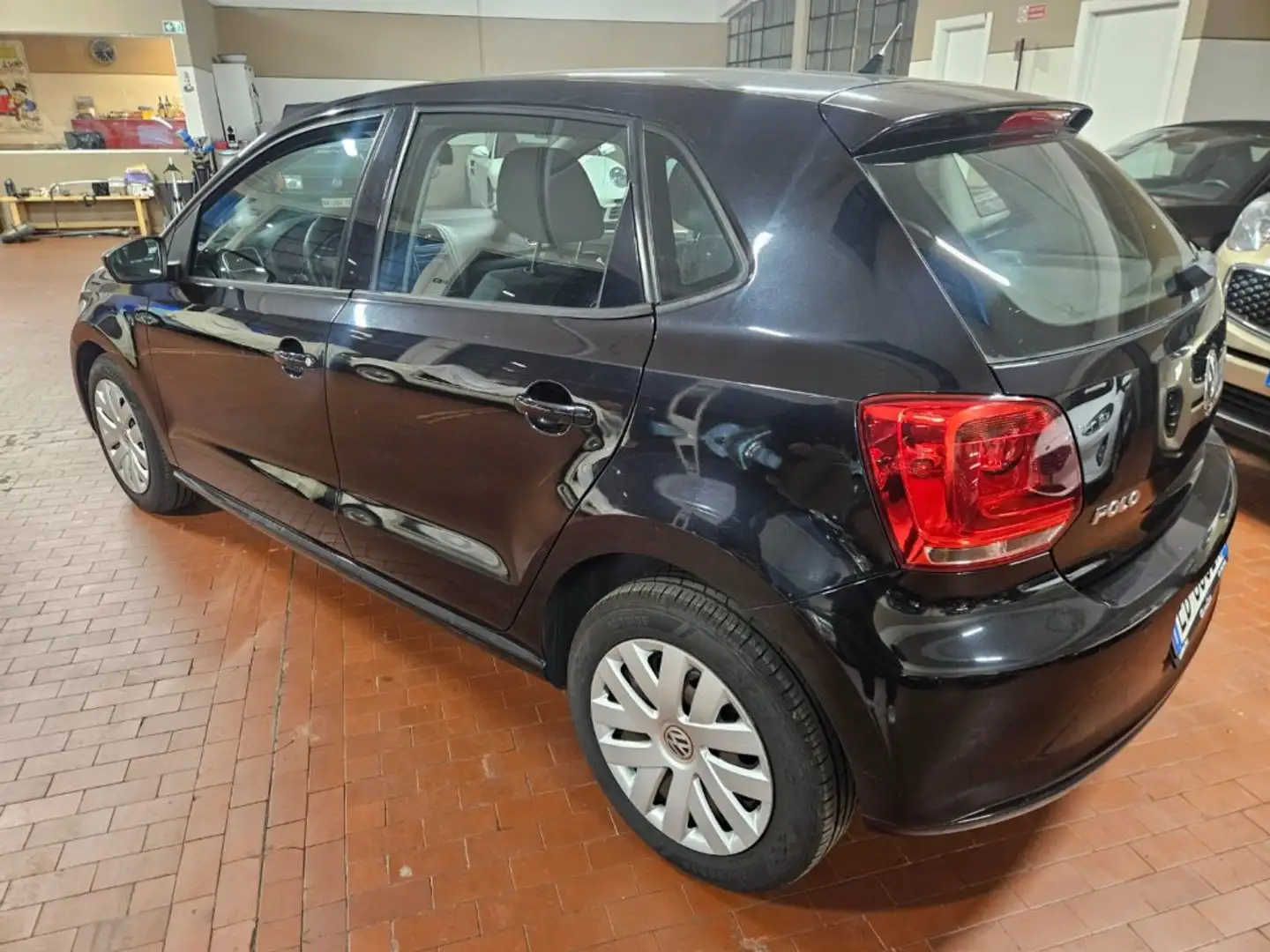 Volkswagen Polo 1.2 70 CV 5p. Com.line Neopatentati Zwart - 2