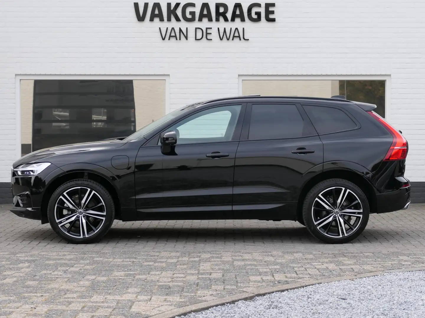 Volvo XC60 2.0 Recharge T8 AWD R-Design | Luchtvering | Black Schwarz - 2