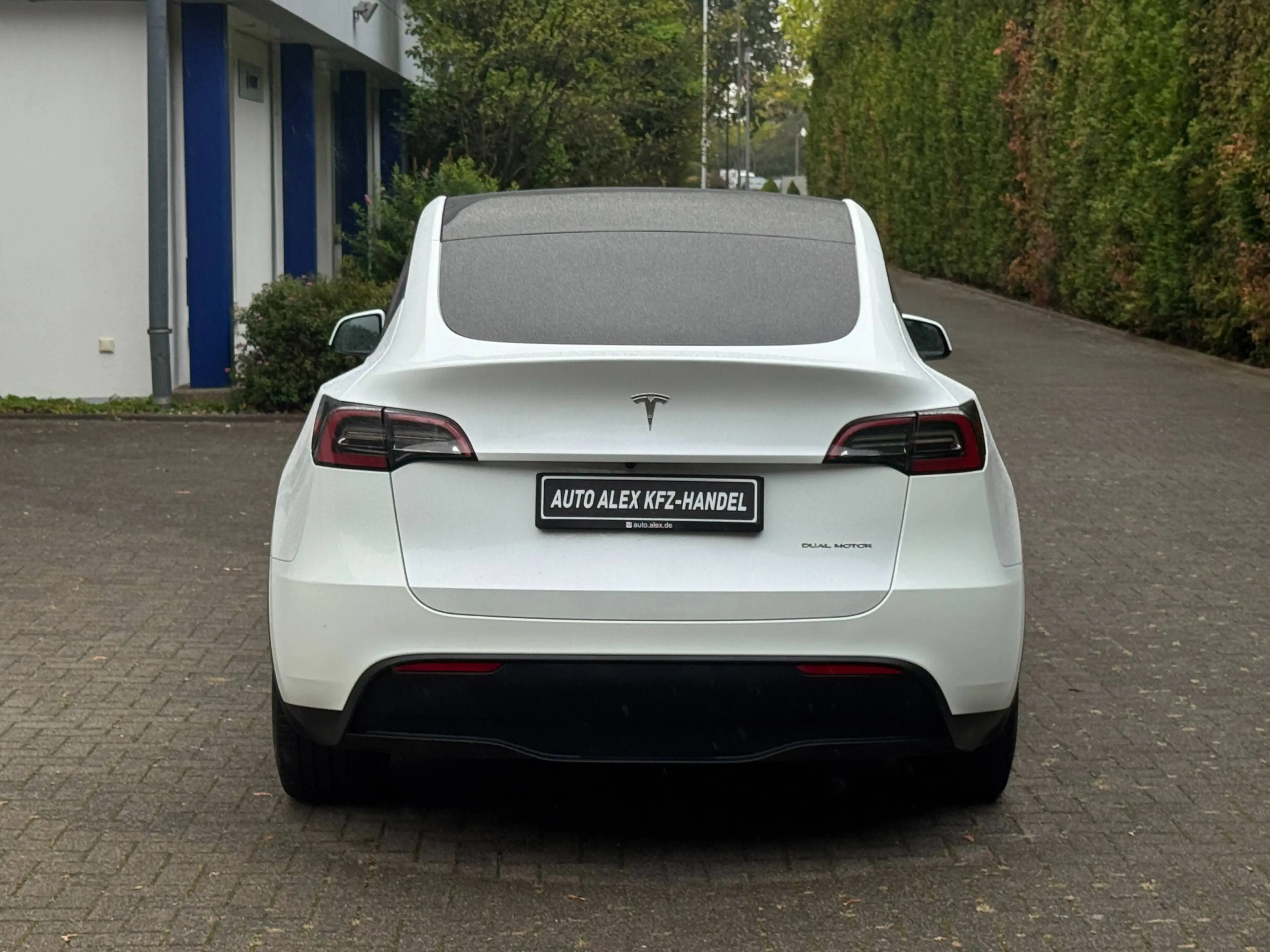 Tesla Model Y Long Range Dual AWD — photo 9