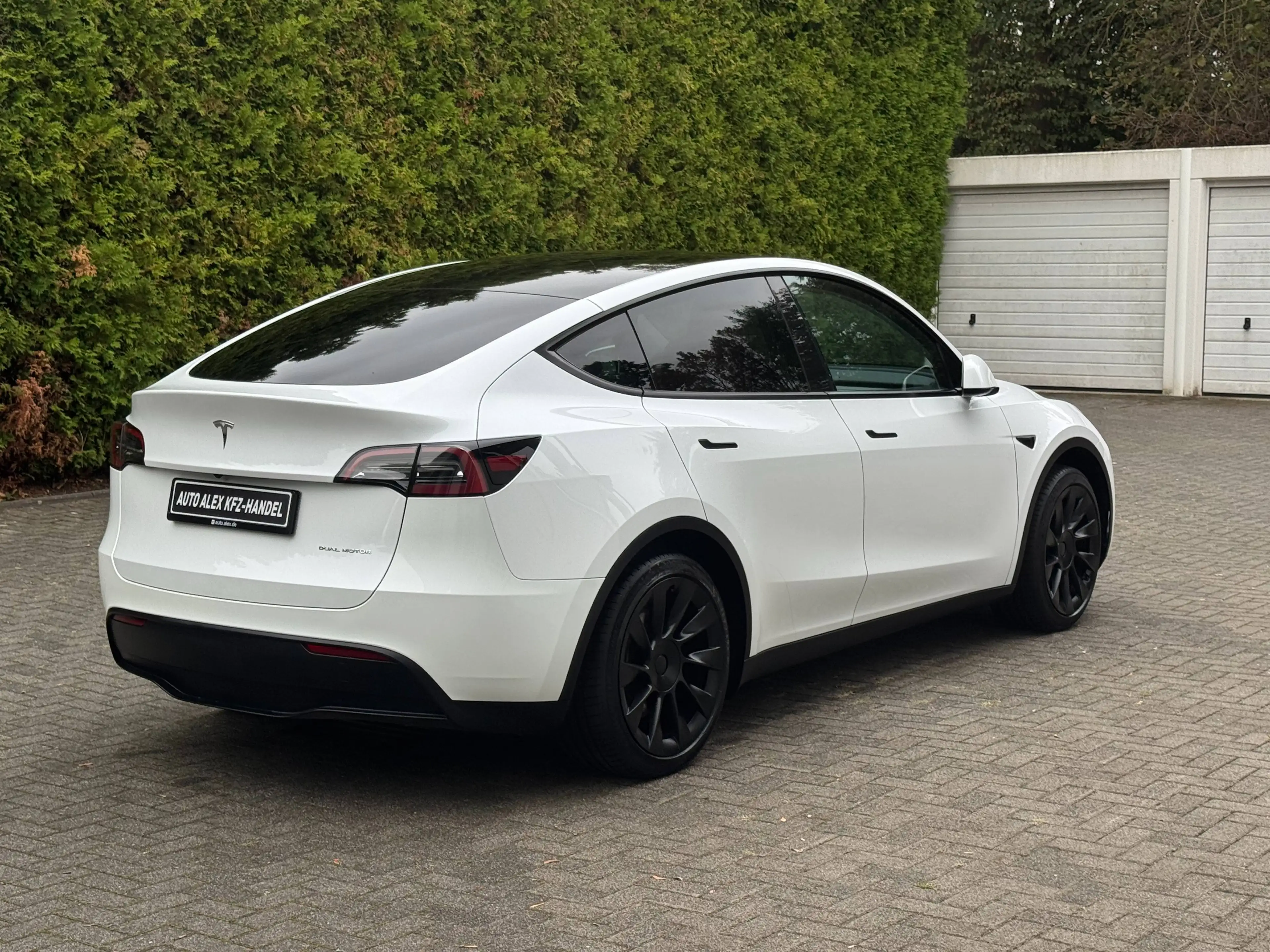 Tesla Model Y Long Range Dual AWD — photo 2