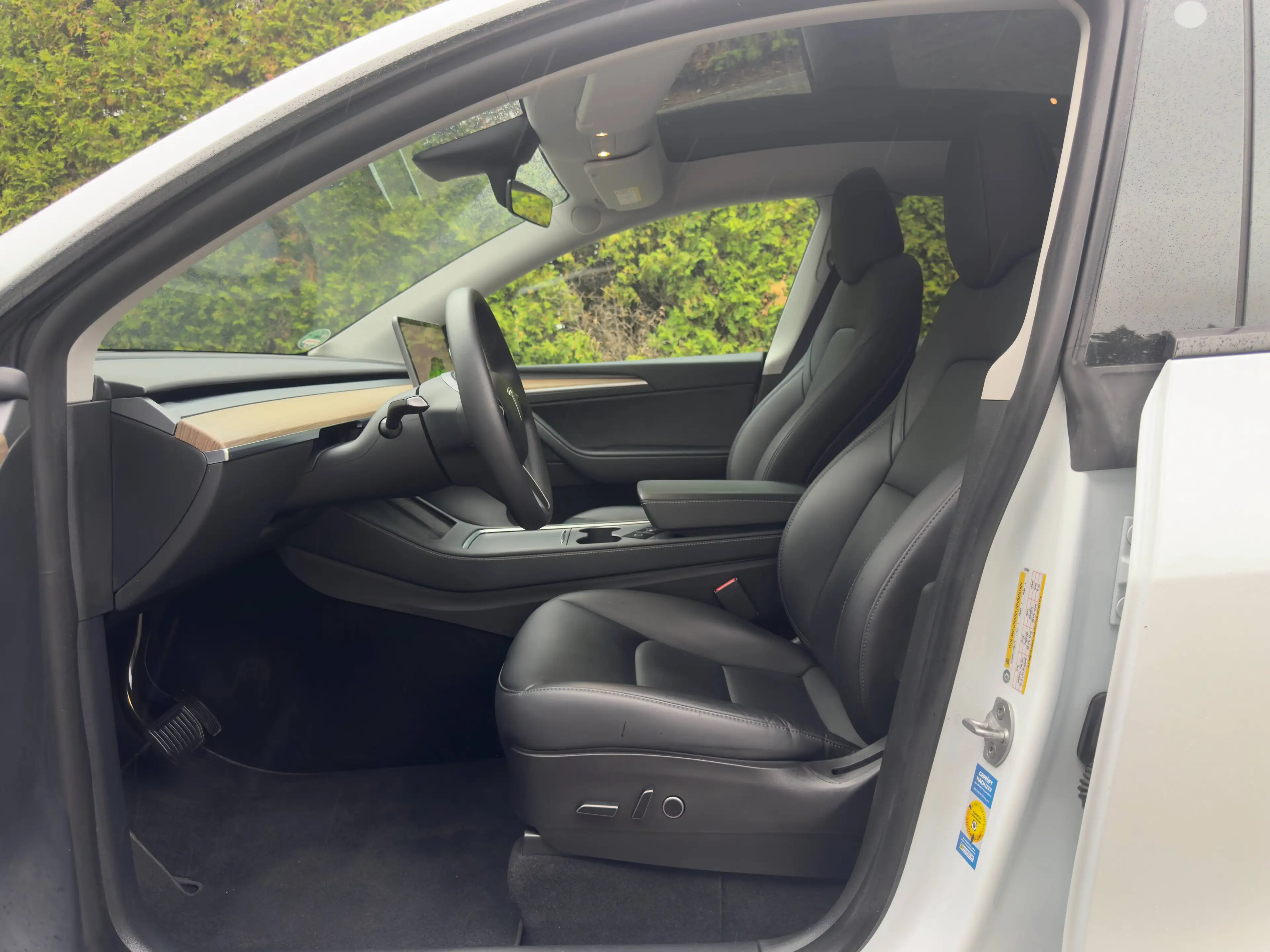 Tesla Model Y Long Range Dual AWD — photo 12