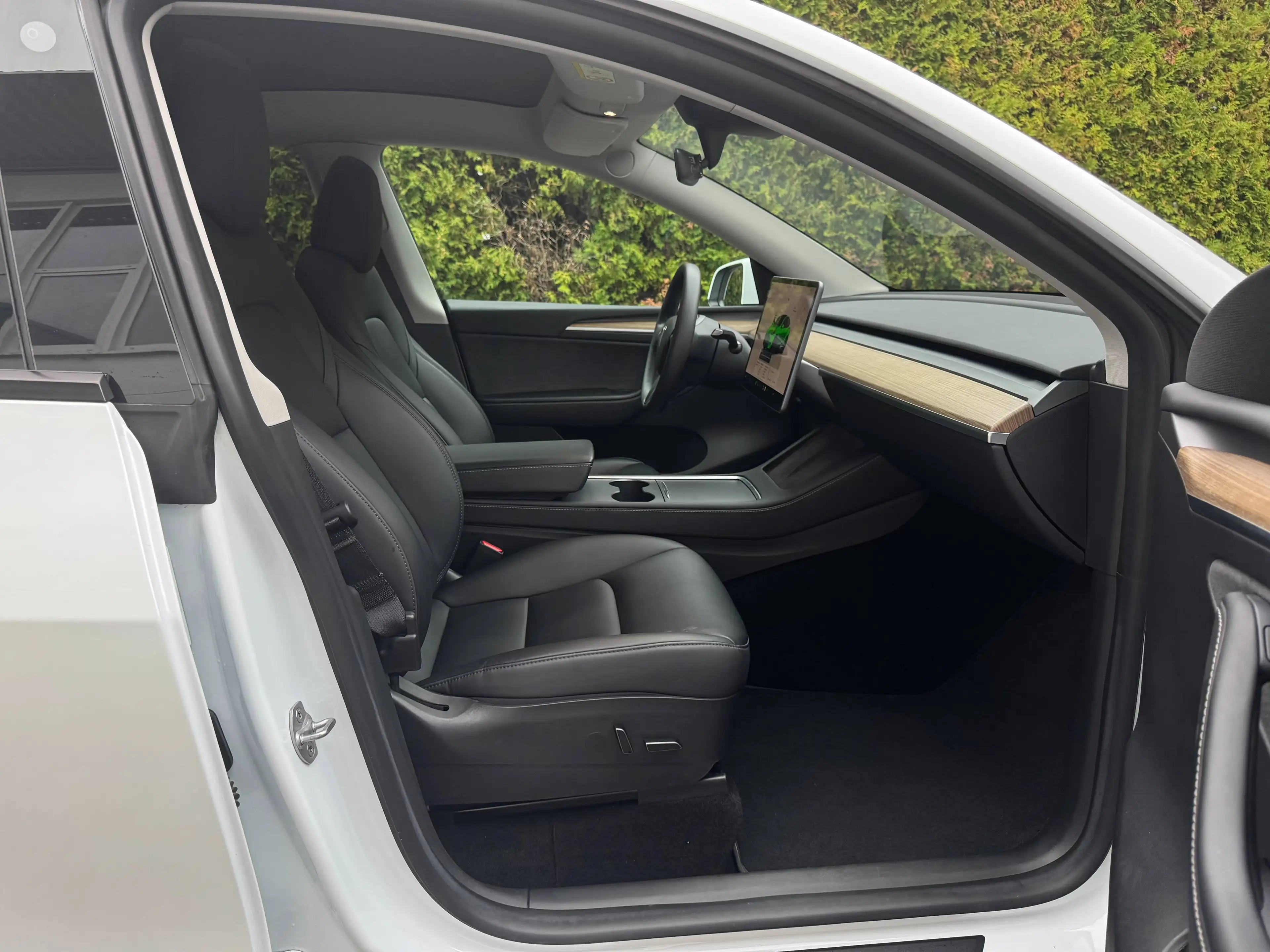 Tesla Model Y Long Range Dual AWD — photo 11