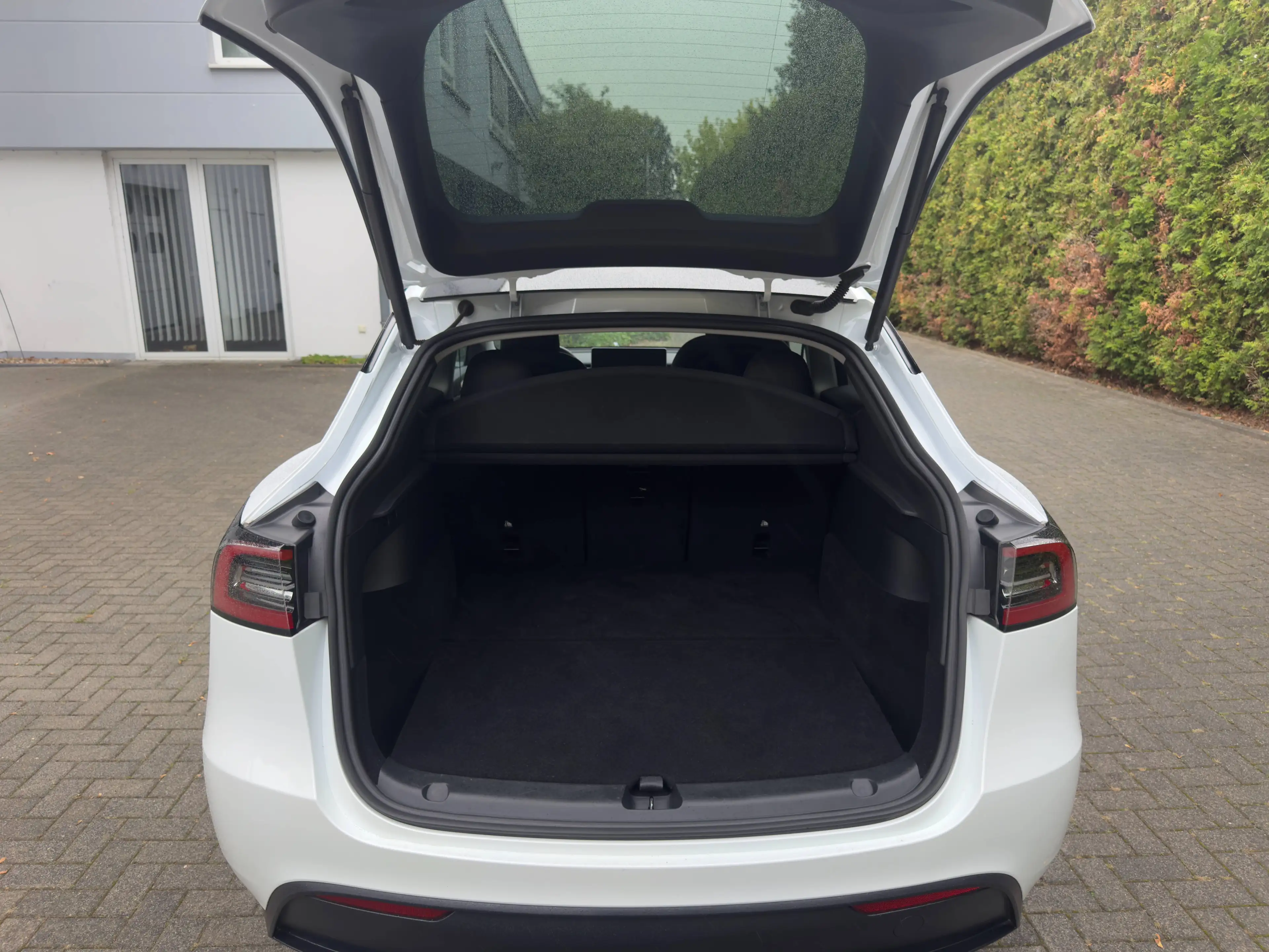 Tesla Model Y Long Range Dual AWD — photo 14