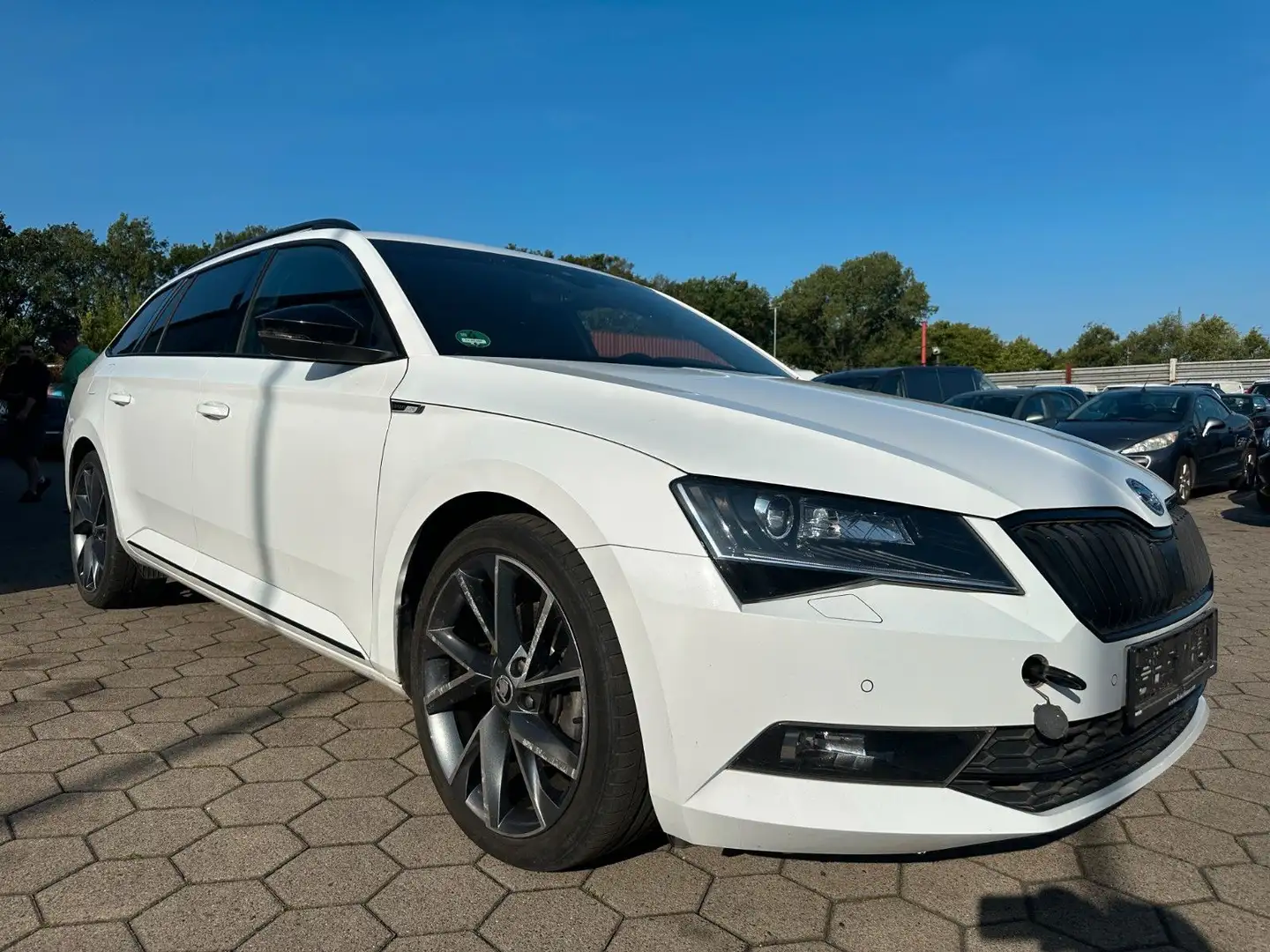 Skoda Superb Combi 2.0TDI DSG Sportline LED Leder Weiß - 2
