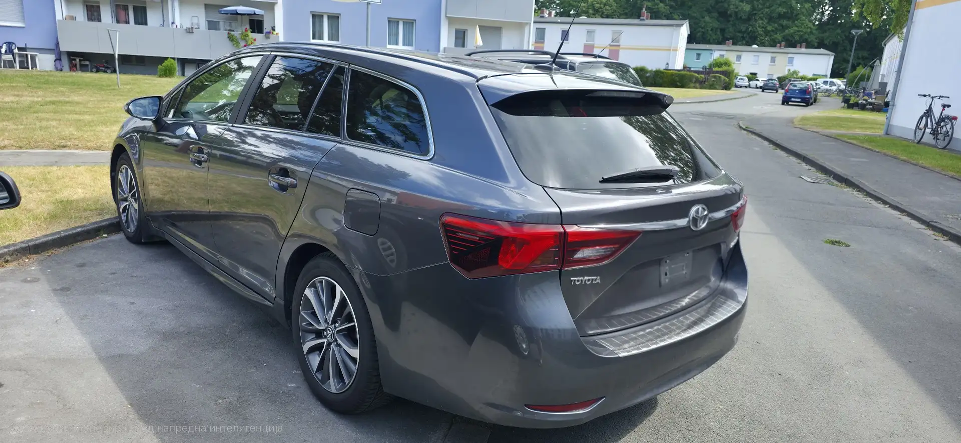 Toyota Avensis Combi 2.2 D-4D Edition (2015) Grau - 2