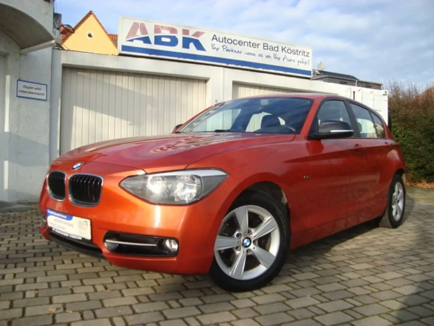 BMW 114 1er (5-Türer) 114i Sport Line SH/PDC/Tempomat Oranje - 1