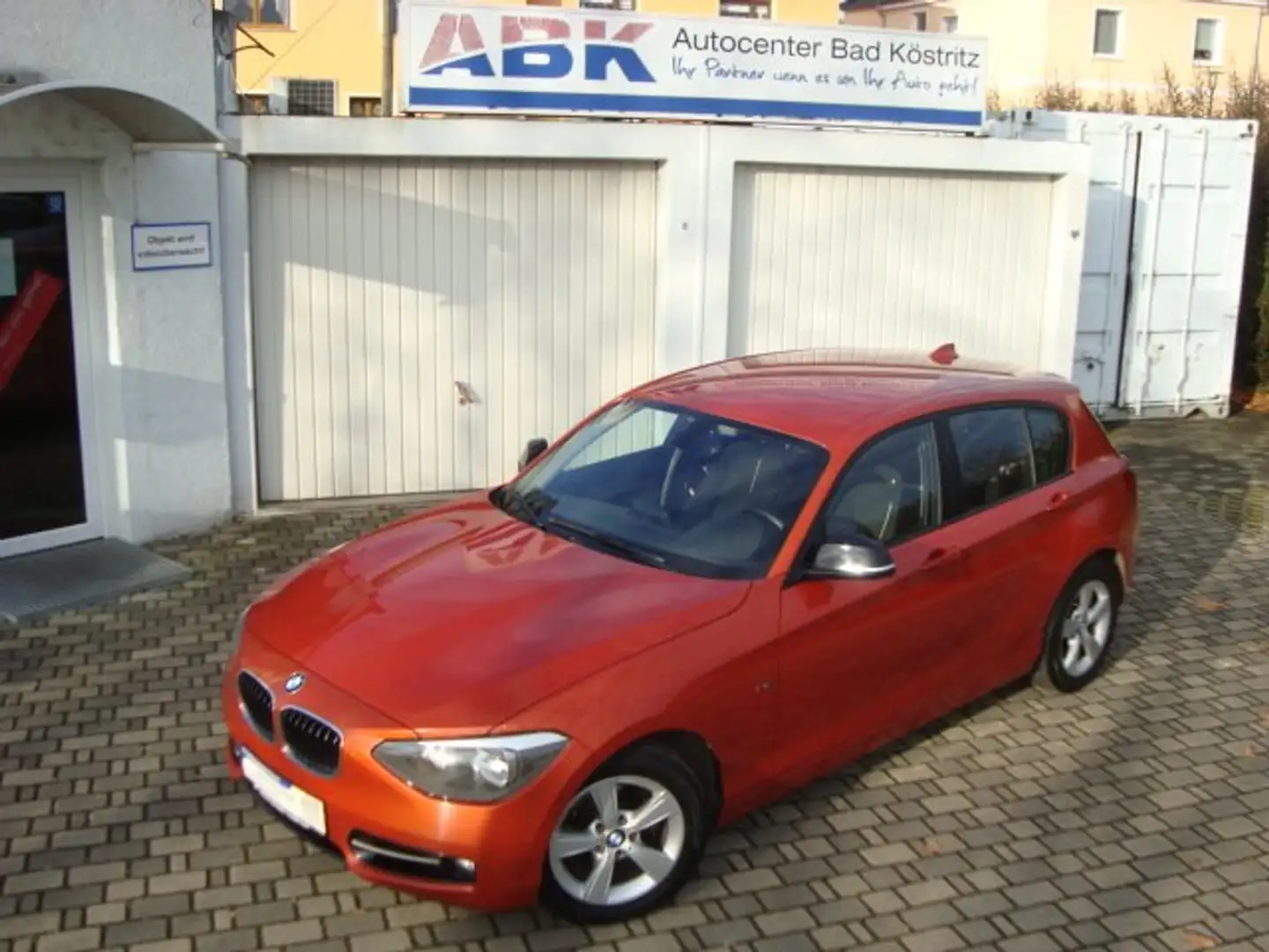 BMW 114 1er (5-Türer) 114i Sport Line SH/PDC/Tempomat Oranje - 2