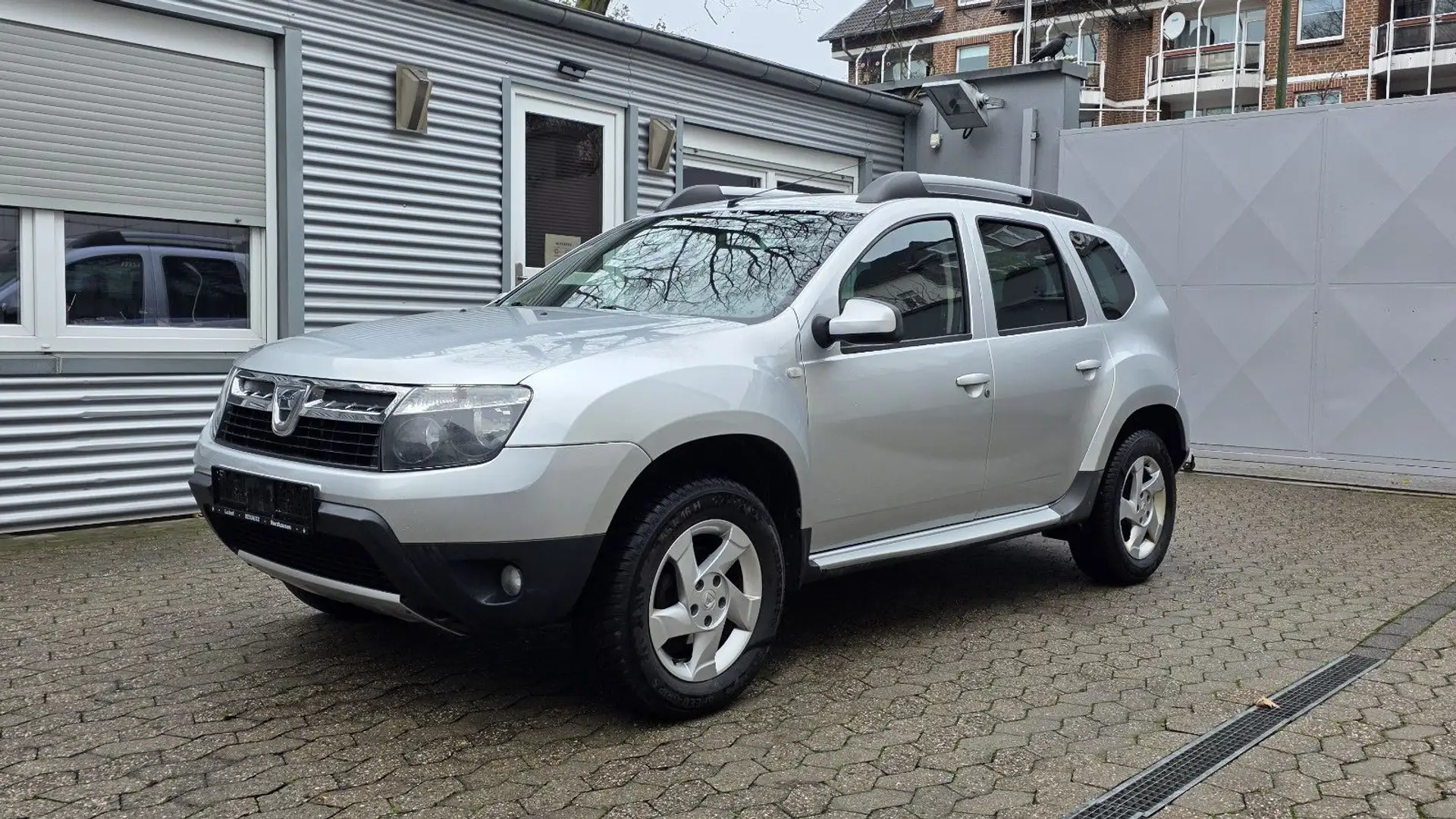 Dacia Duster 1.6 Prestige 4x4, AHK,Klima,8 X Alu,Leder Silber - 1
