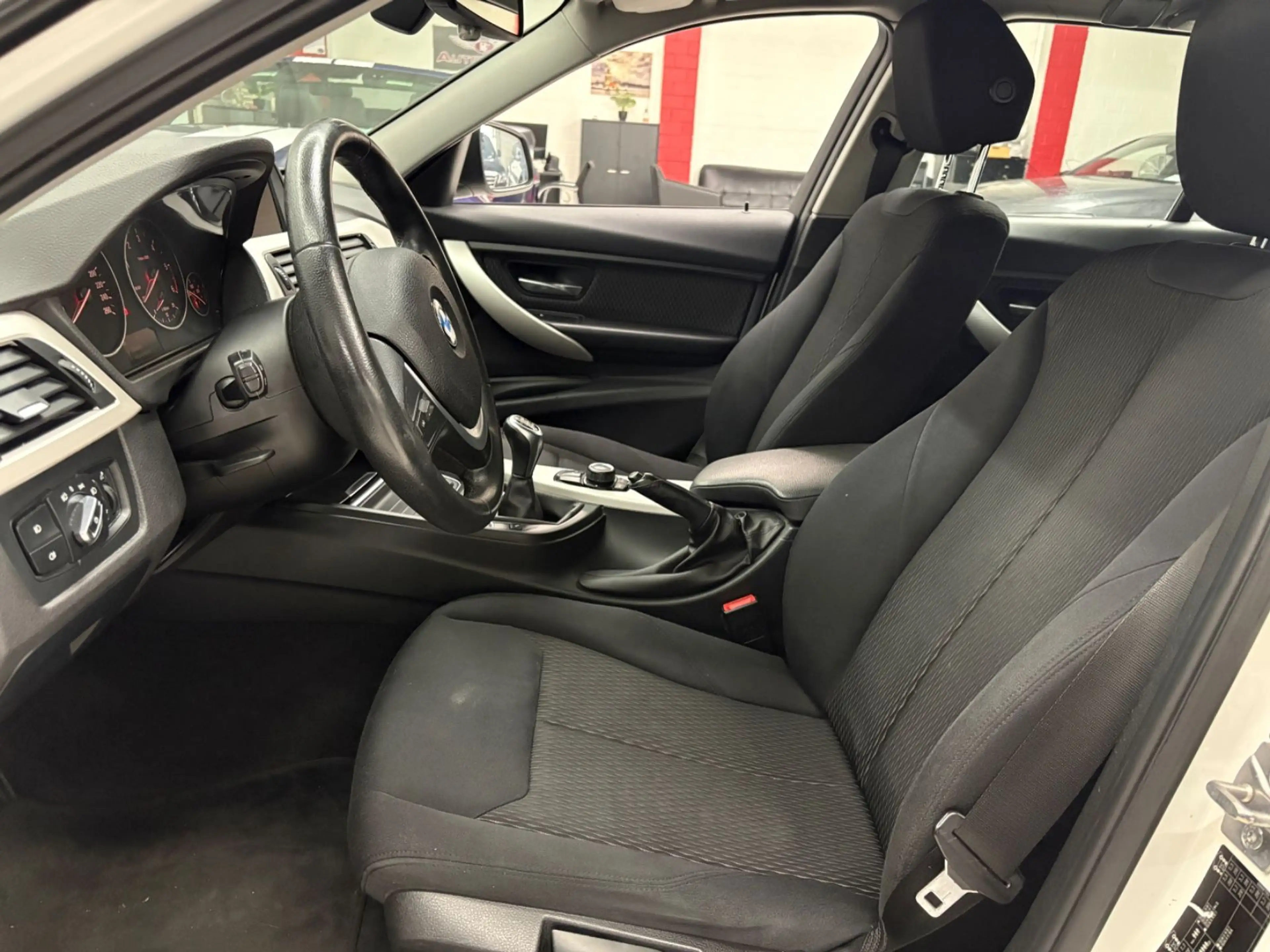 BMW 316 d Touring PDC SHZ — photo 11
