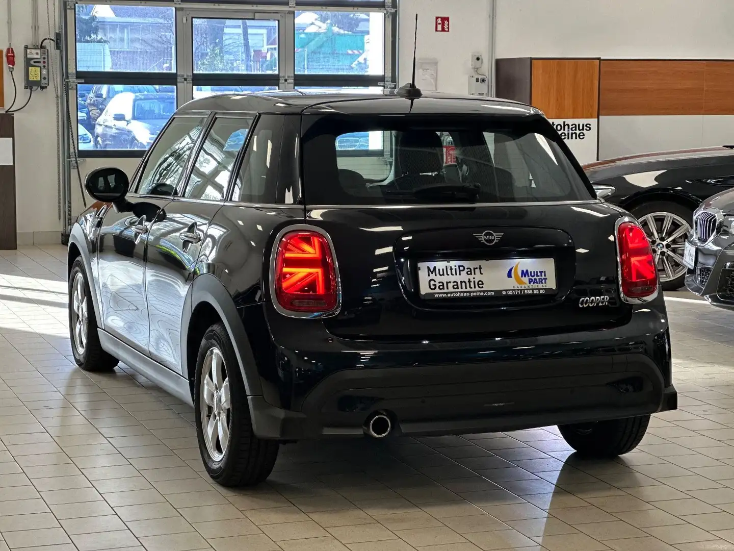 MINI Cooper Mini 5-trg Essential Trim Aut/Navi/LED Schwarz - 2