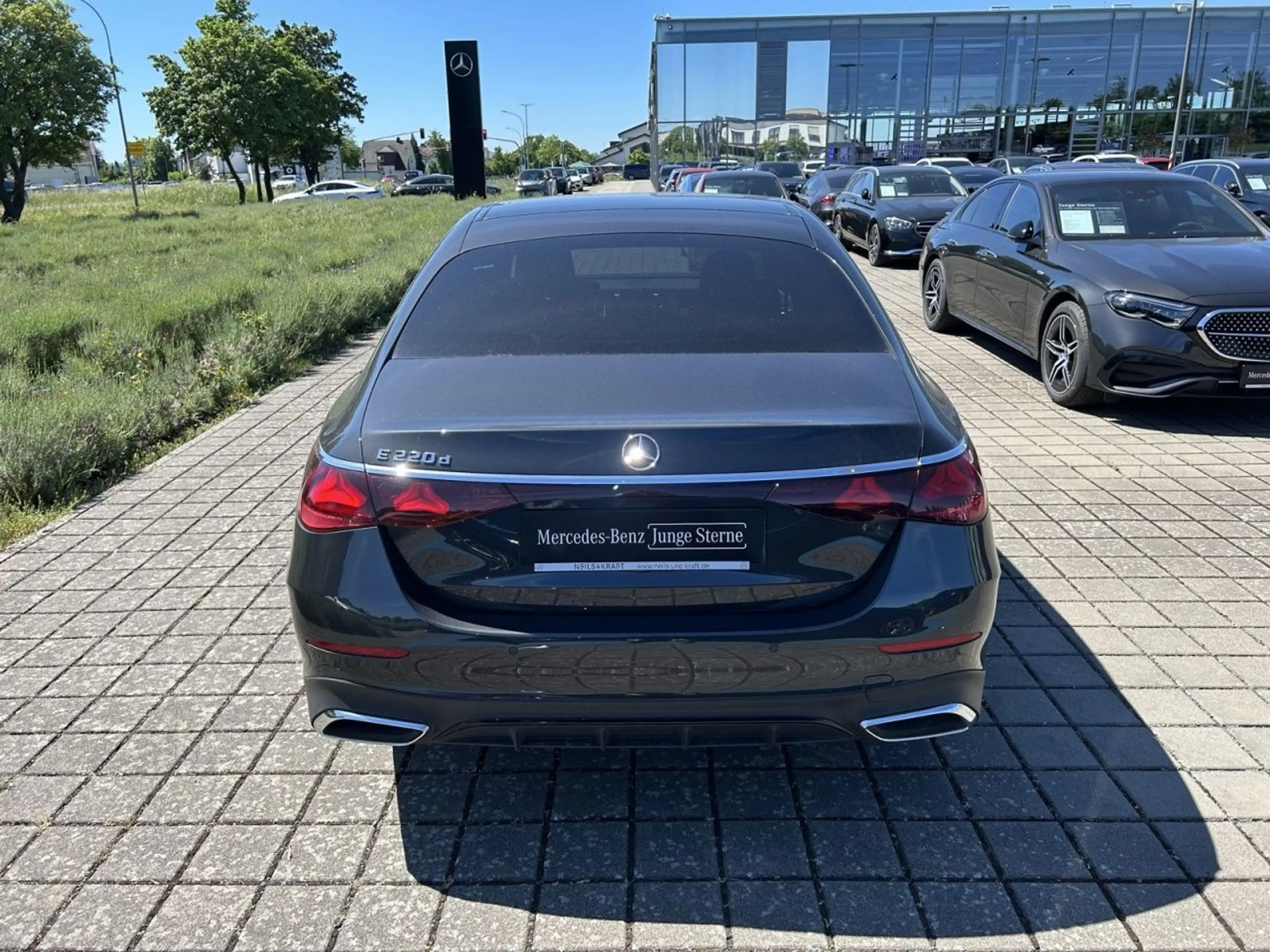 Mercedes-Benz E 220 d Limo AMG+NIGHT+TOTW+AMBIENTE+DISTRONIC — photo 7