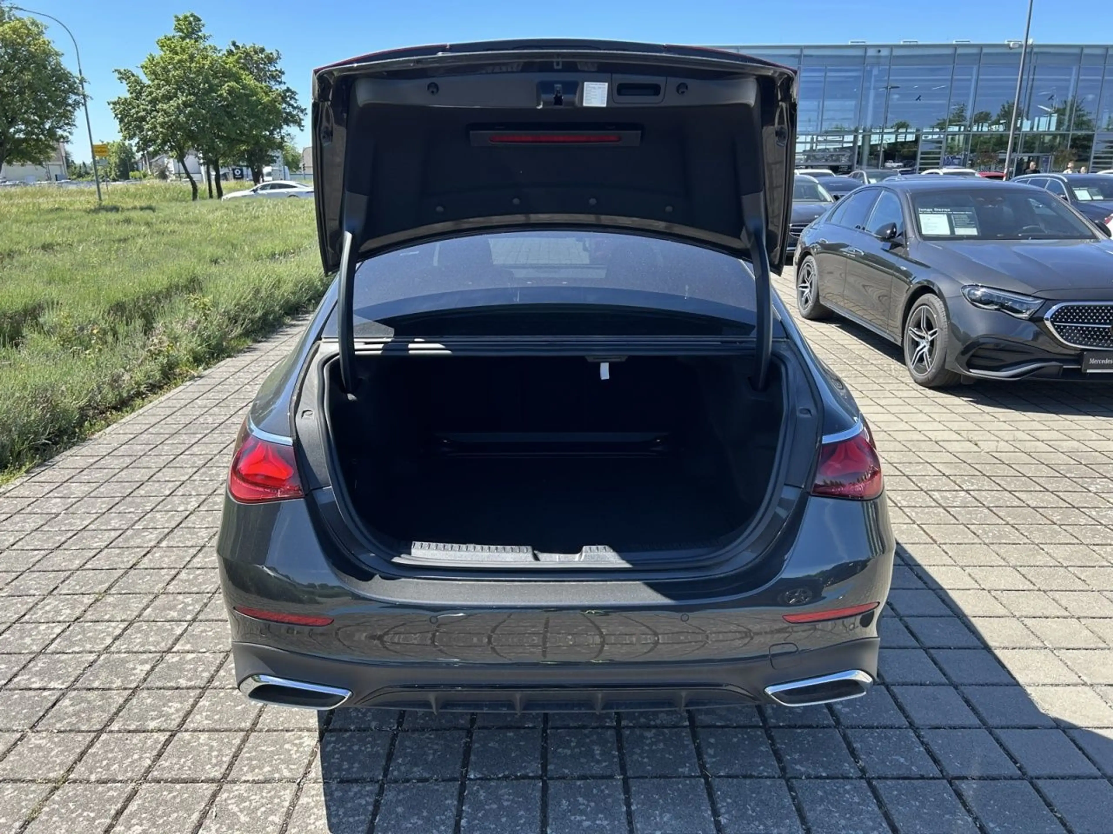 Mercedes-Benz E 220 d Limo AMG+NIGHT+TOTW+AMBIENTE+DISTRONIC — photo 10