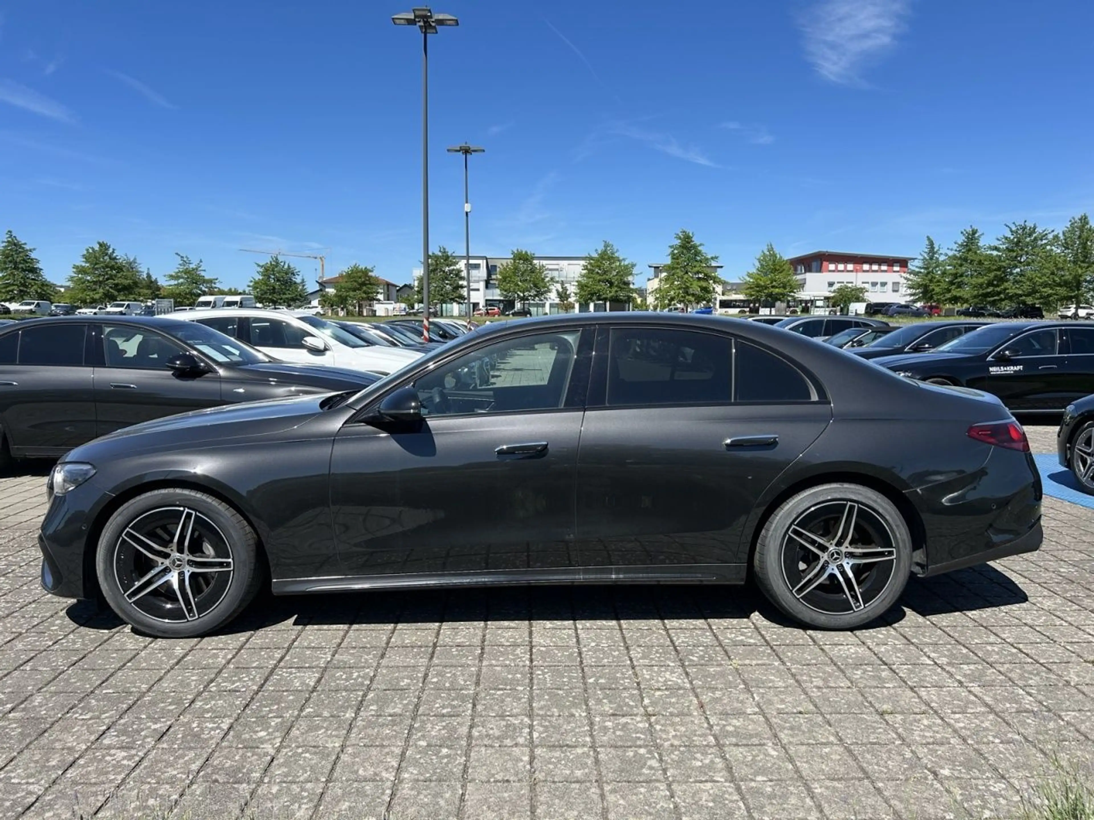 Mercedes-Benz E 220 d Limo AMG+NIGHT+TOTW+AMBIENTE+DISTRONIC — photo 9