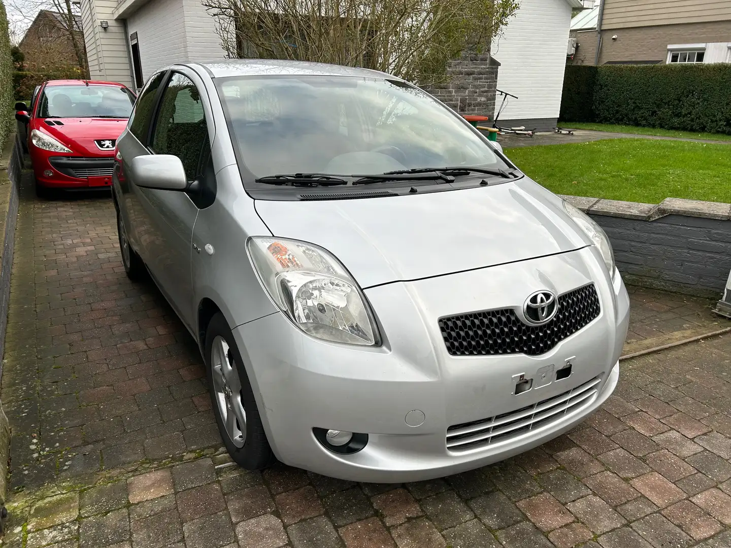 Toyota Yaris 1.4 Turbo D4D SOL CLIMATISATION GPS PDC Grijs - 2