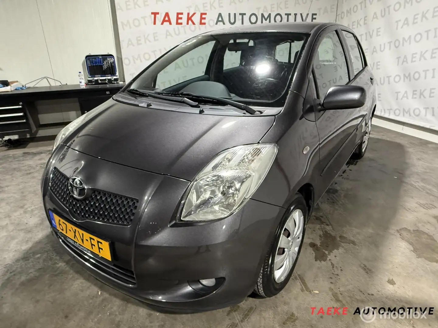 Toyota Yaris 1.3 VVTi Sol Airco/Nap/2e EIG Szary - 1
