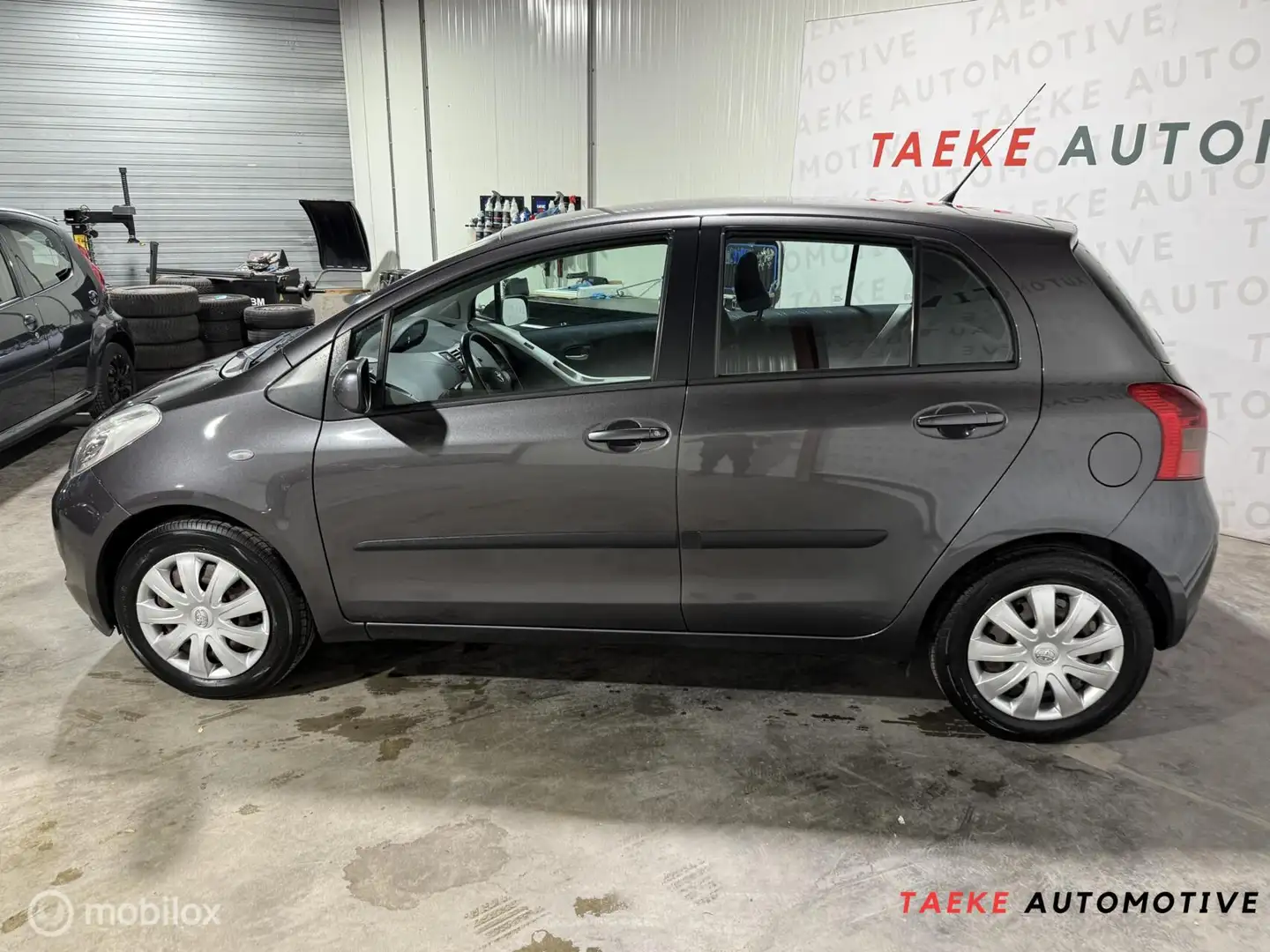 Toyota Yaris 1.3 VVTi Sol Airco/Nap/2e EIG Szary - 2