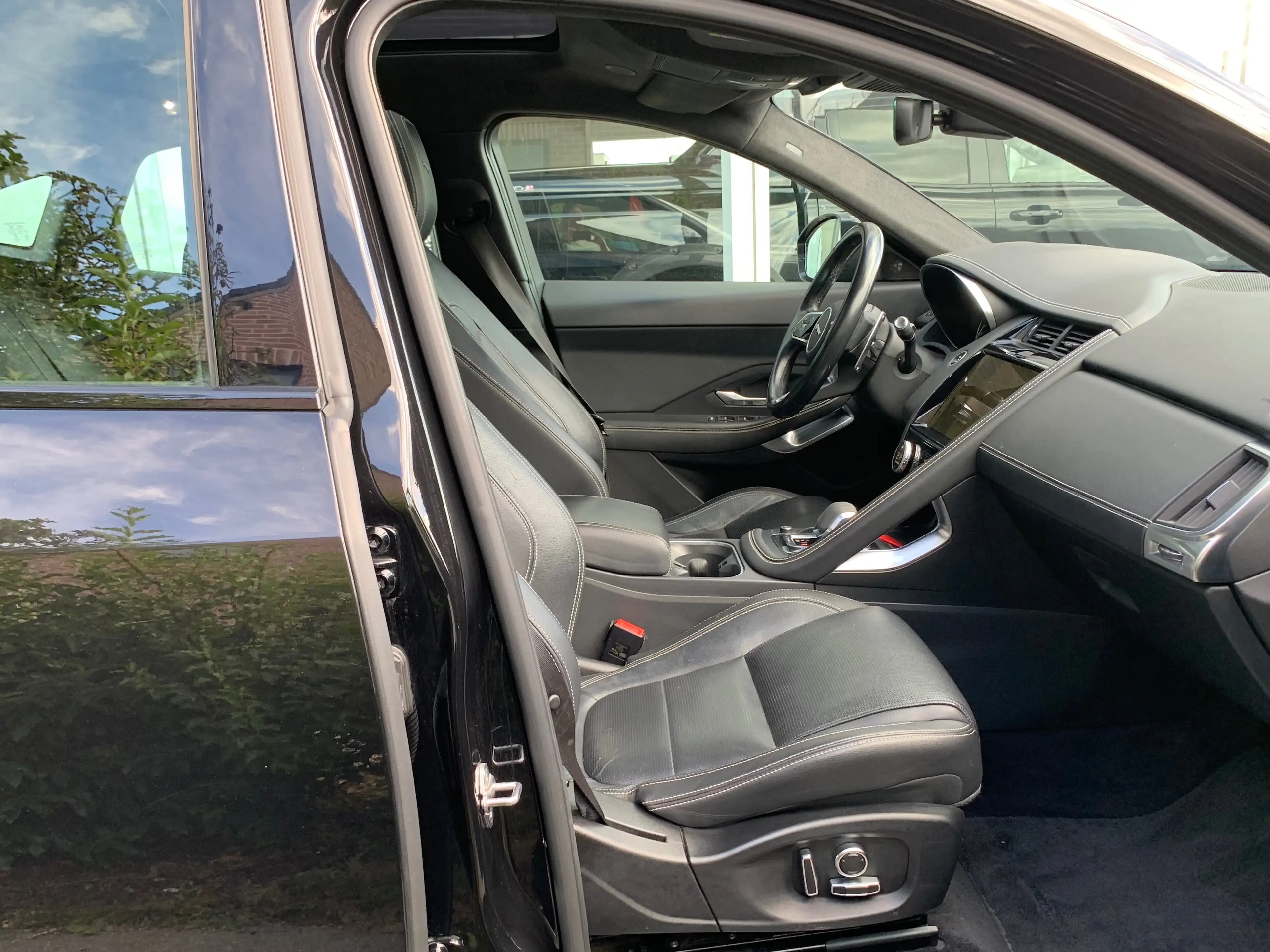 Jaguar E-Pace E-Pace 2.0 D MHEV AWD D165 R-Dynamic HSE — photo 15