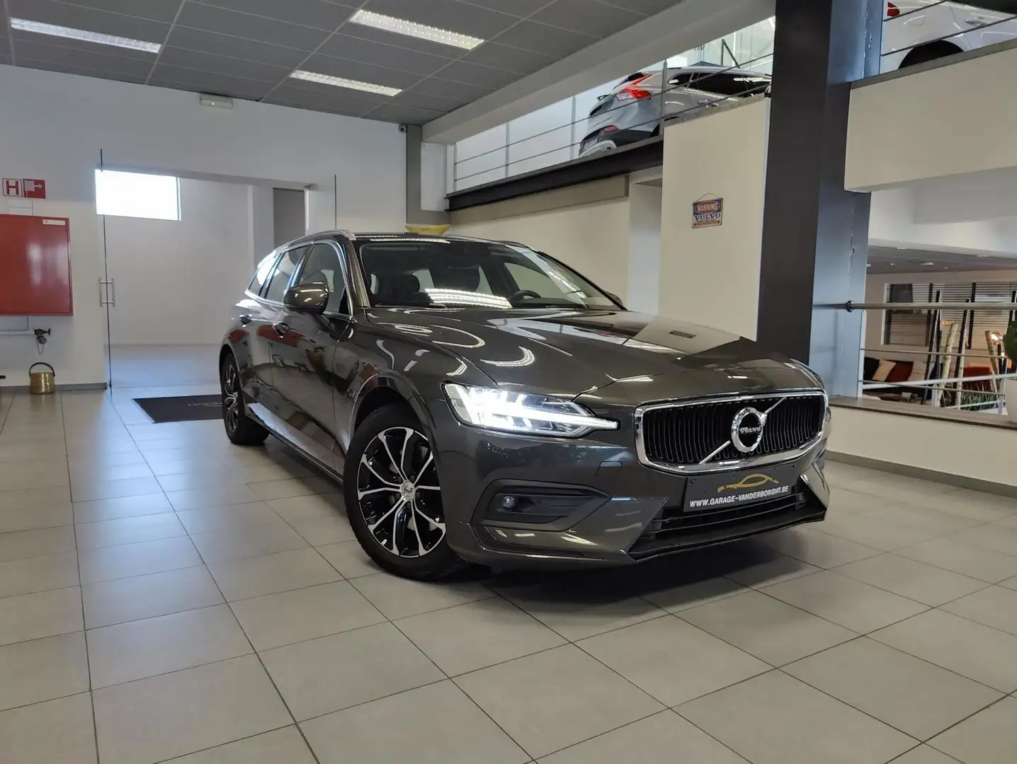 Volvo V60 MOMENTUM B3 HYBRID BENZINE AUTOMAAT Grigio - 1