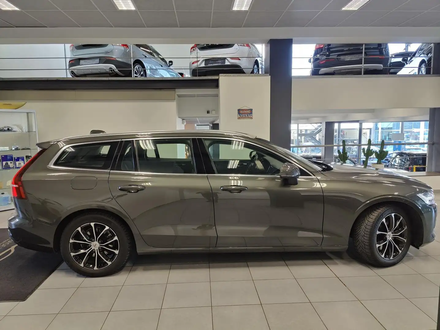Volvo V60 MOMENTUM B3 HYBRID BENZINE AUTOMAAT Grigio - 2