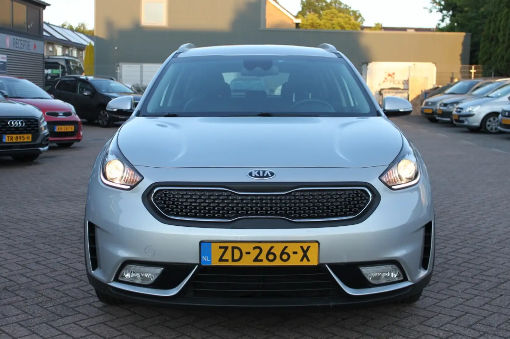 Kia Niro 1.6 GDi H. DynamicL. navi, Apple carplay/Android, Grijs - 2