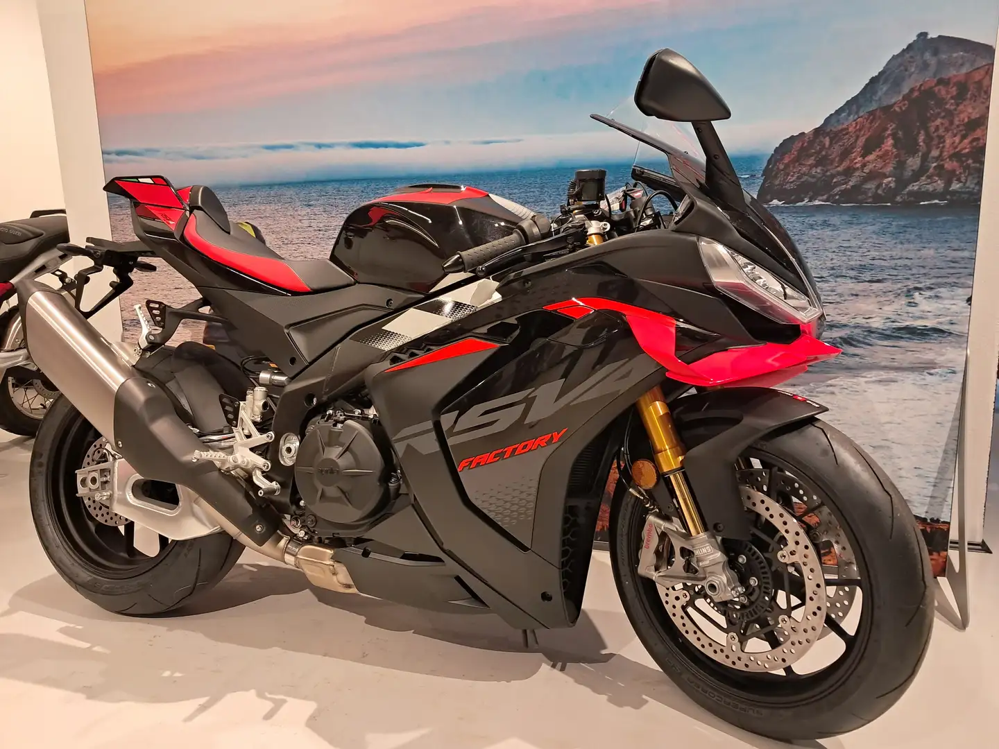Aprilia RSV4 Factory Negro - 2