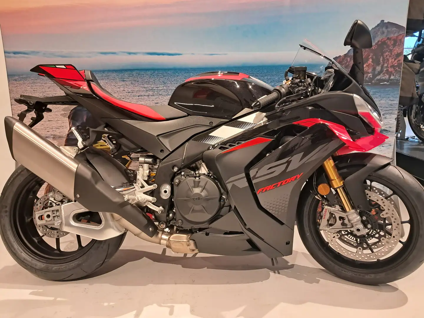 Aprilia RSV4 Factory Negro - 1