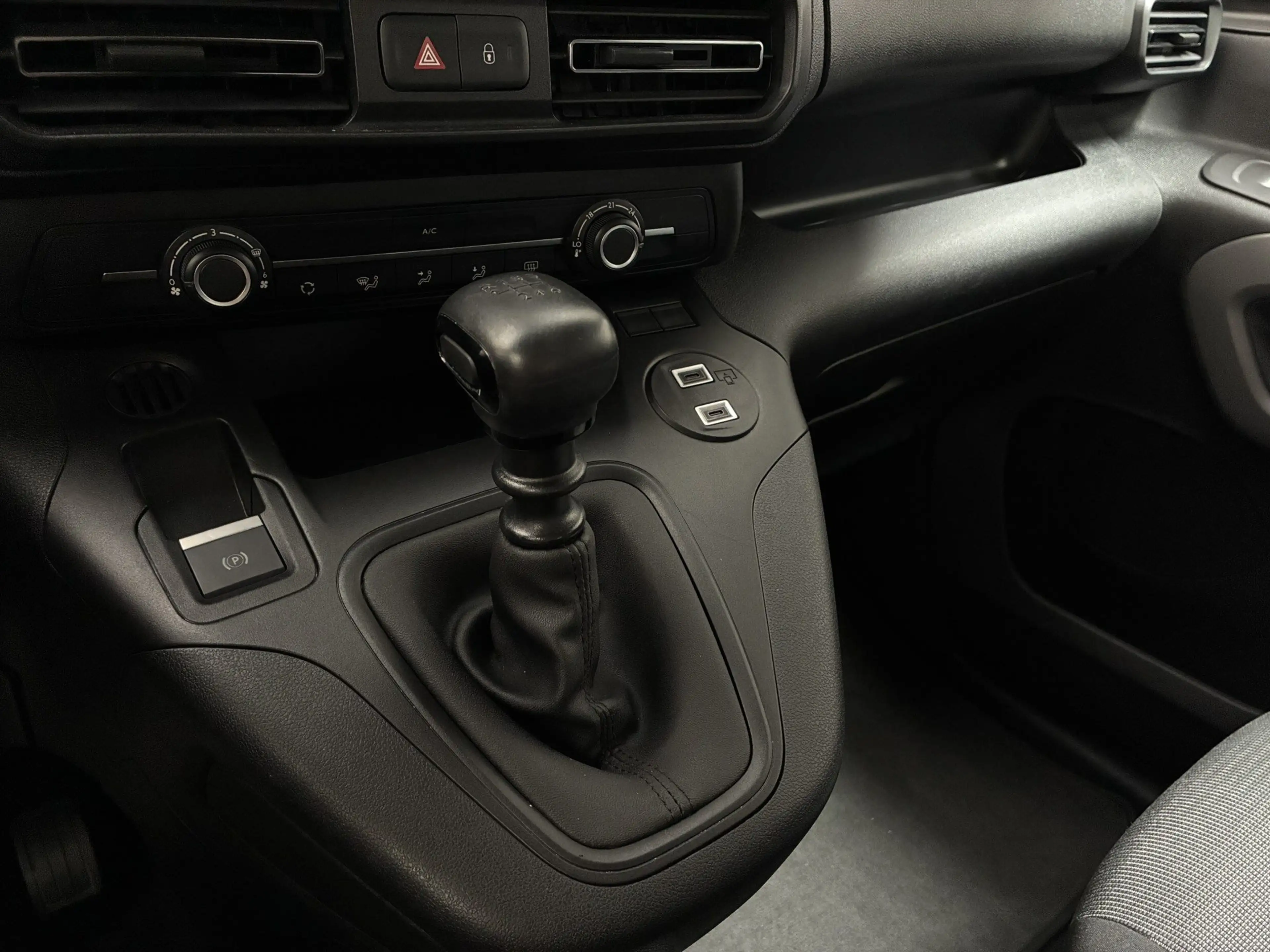 Toyota Proace City Verso 1,2 Shuttle — photo 12