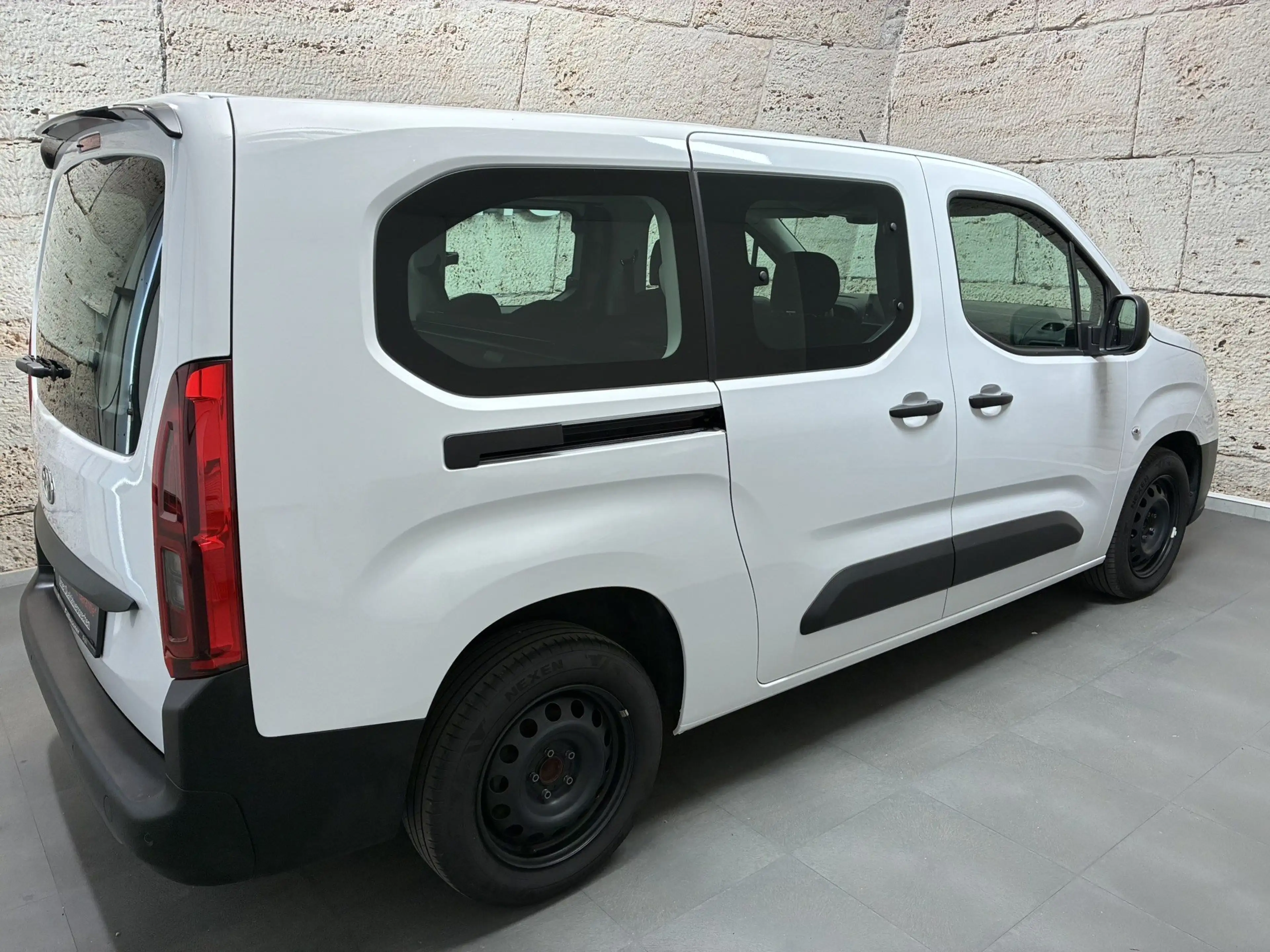 Toyota Proace City Verso 1,2 Shuttle — photo 5