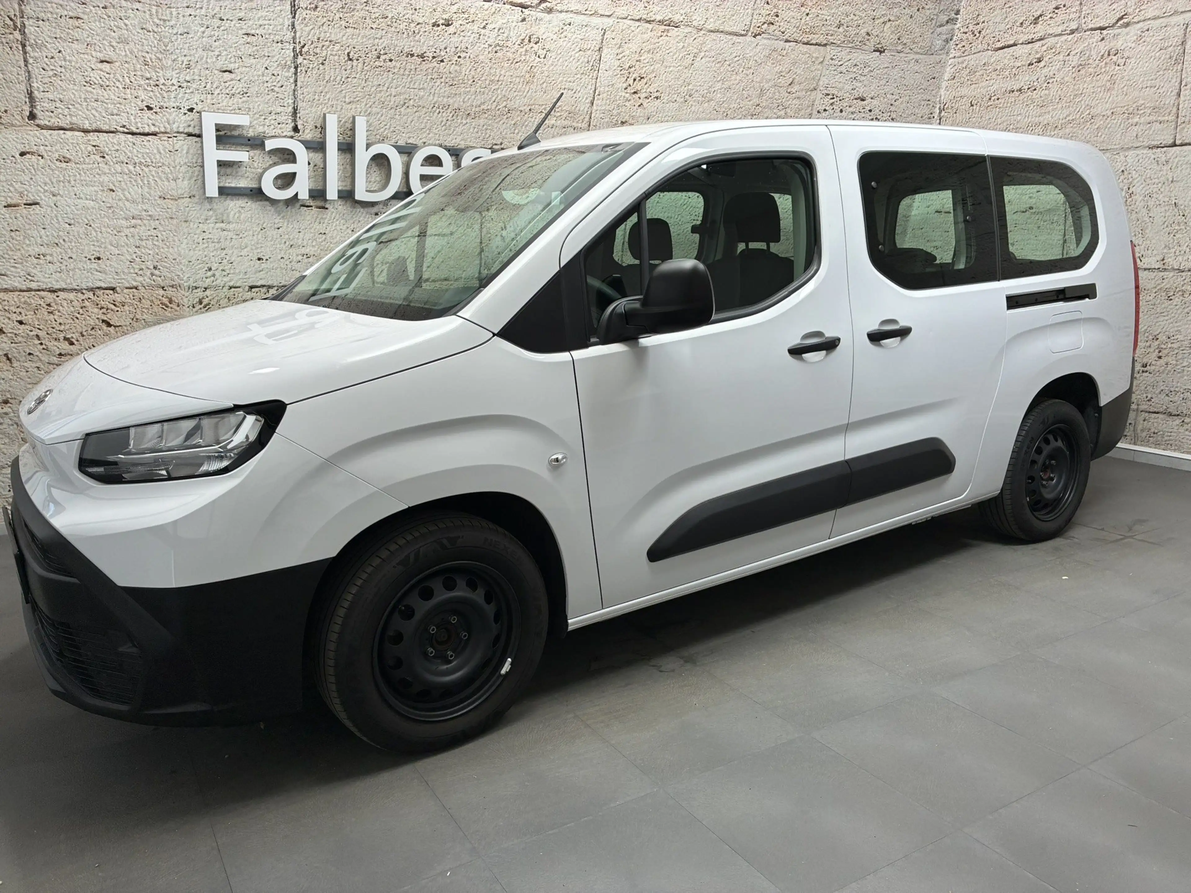 Toyota Proace City Verso 1,2 Shuttle — photo 2
