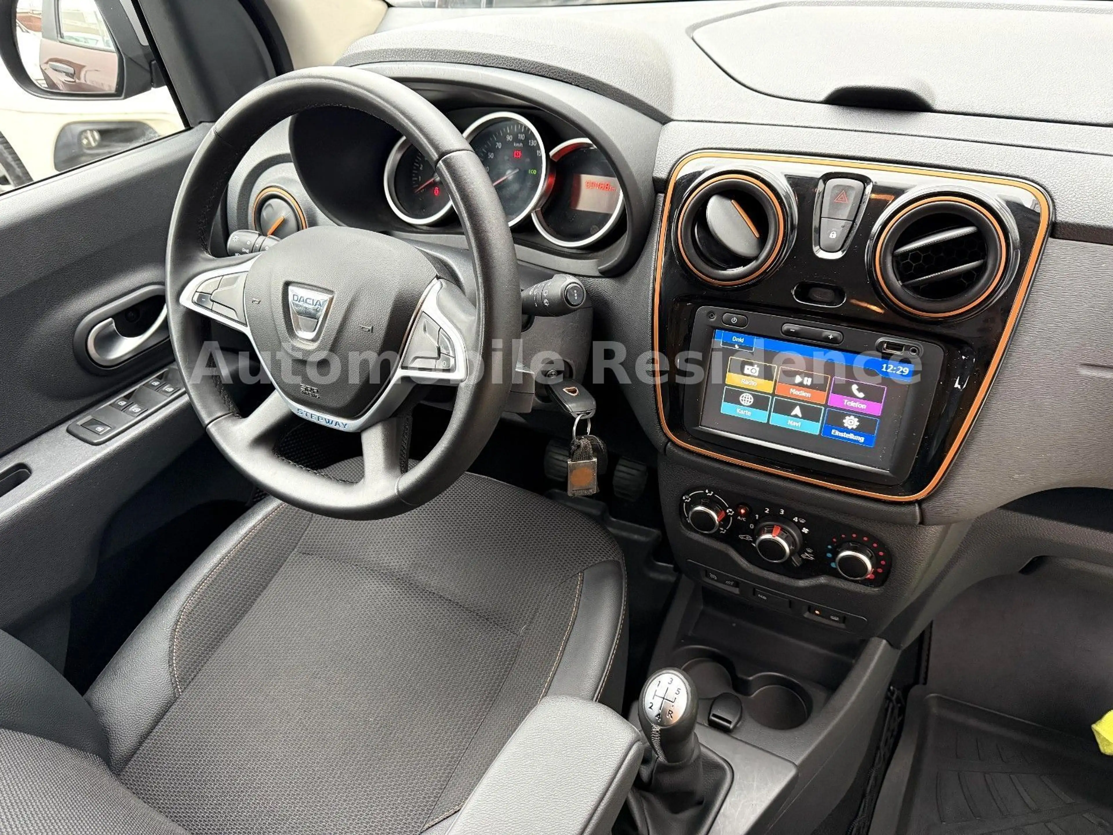 Dacia Lodgy Stepway Celebr. 1.2*NAVI*SHZ*PDC*TEMP*MFL* — photo 13