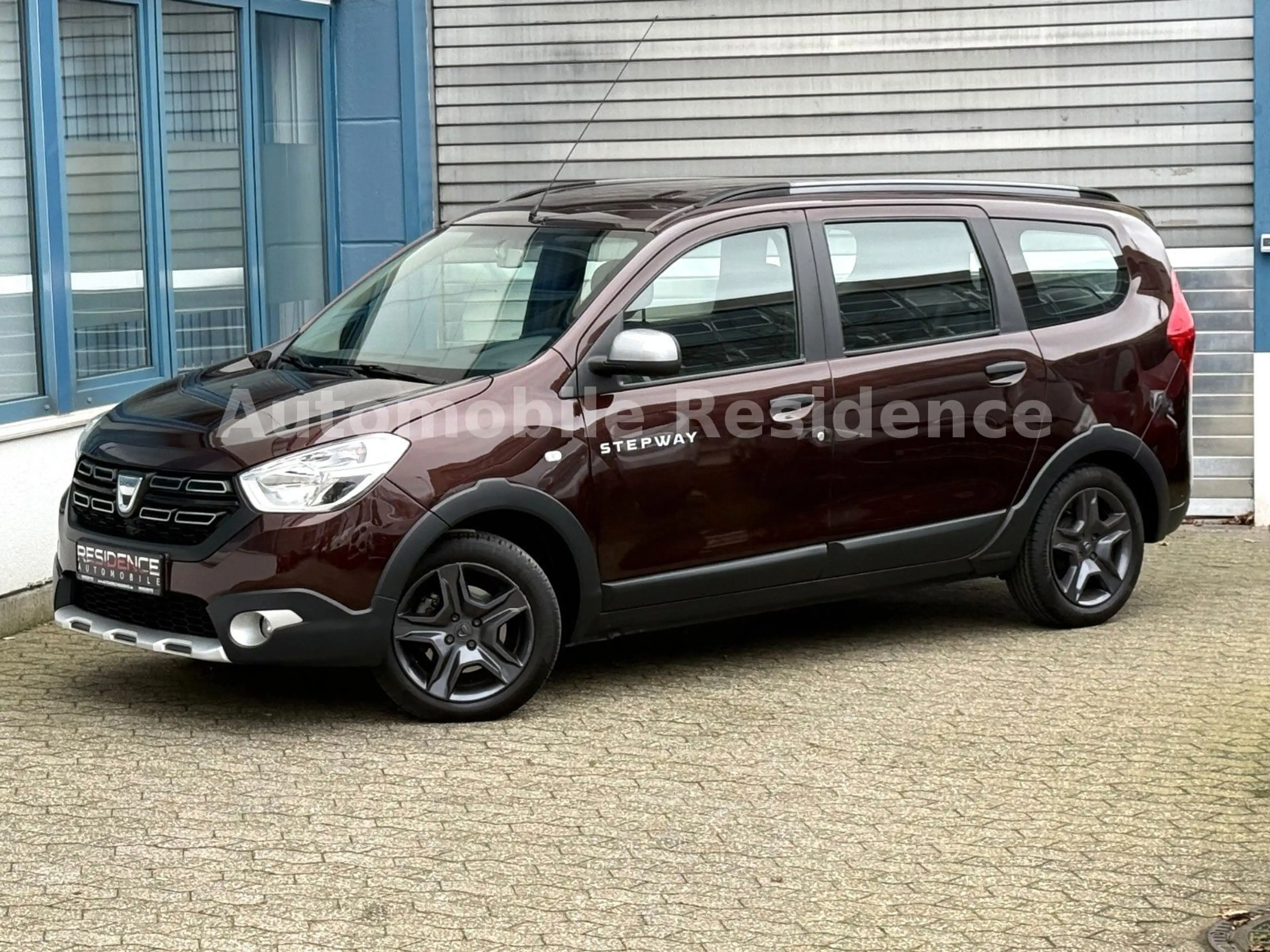 Dacia Lodgy Stepway Celebr. 1.2*NAVI*SHZ*PDC*TEMP*MFL* — photo 2