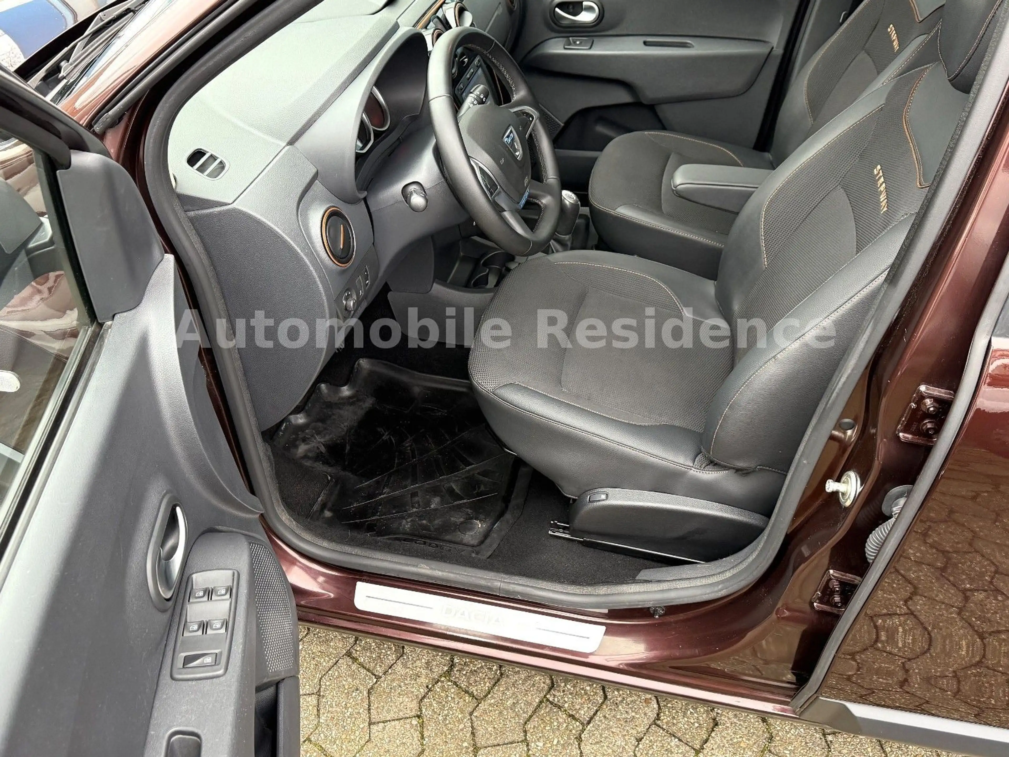 Dacia Lodgy Stepway Celebr. 1.2*NAVI*SHZ*PDC*TEMP*MFL* — photo 6