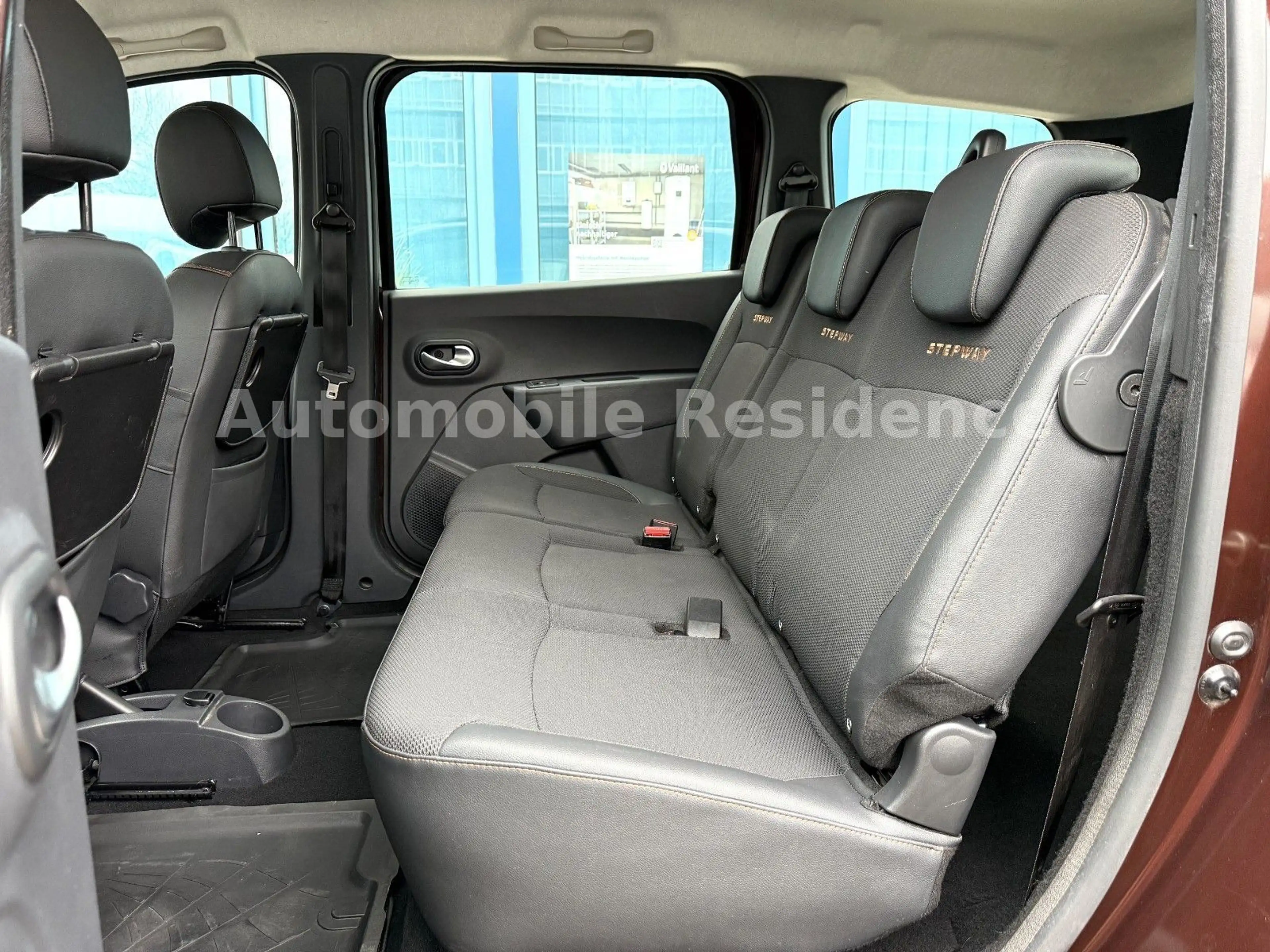 Dacia Lodgy Stepway Celebr. 1.2*NAVI*SHZ*PDC*TEMP*MFL* — photo 9