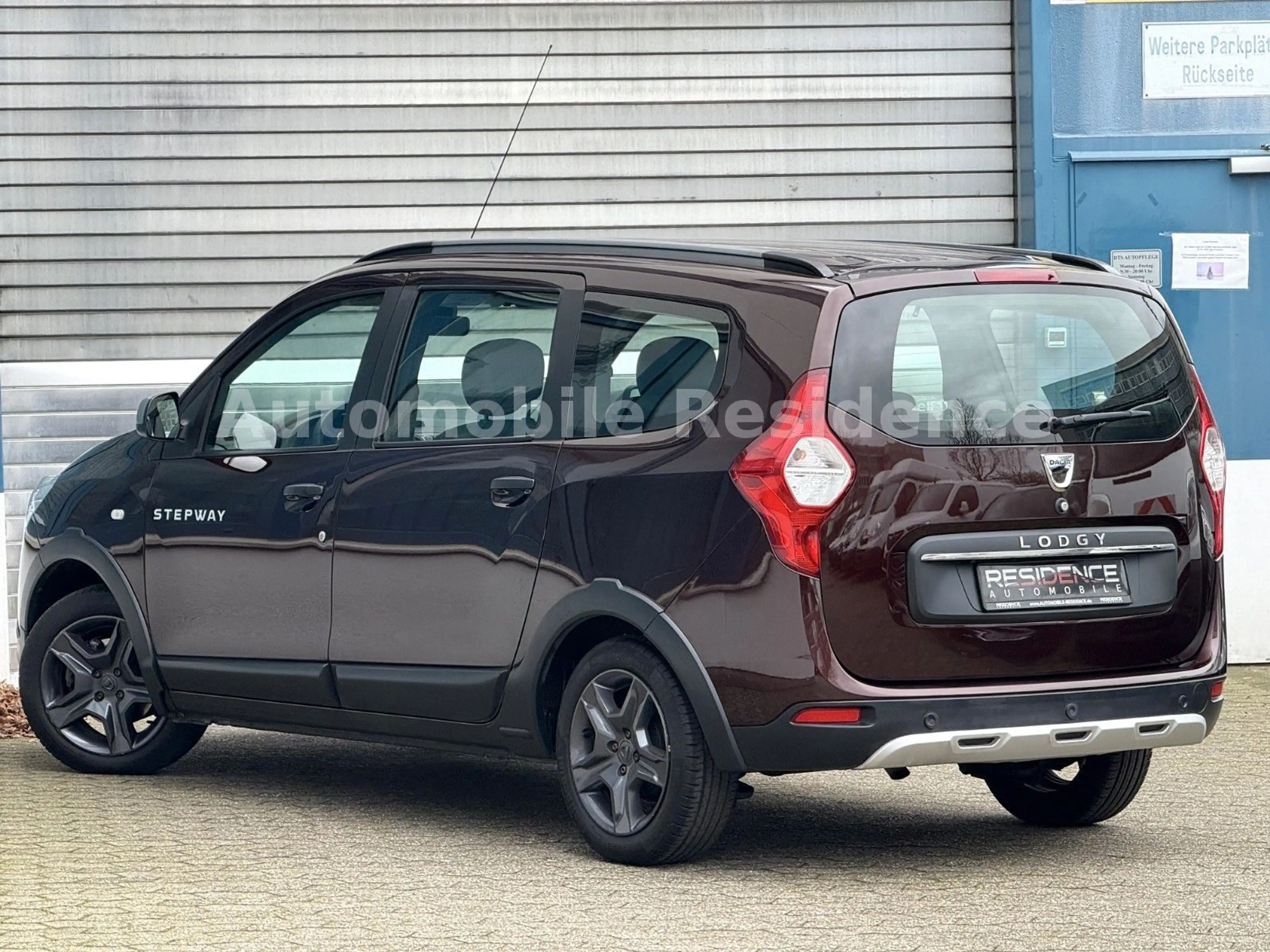 Dacia Lodgy Stepway Celebr. 1.2*NAVI*SHZ*PDC*TEMP*MFL* — photo 3